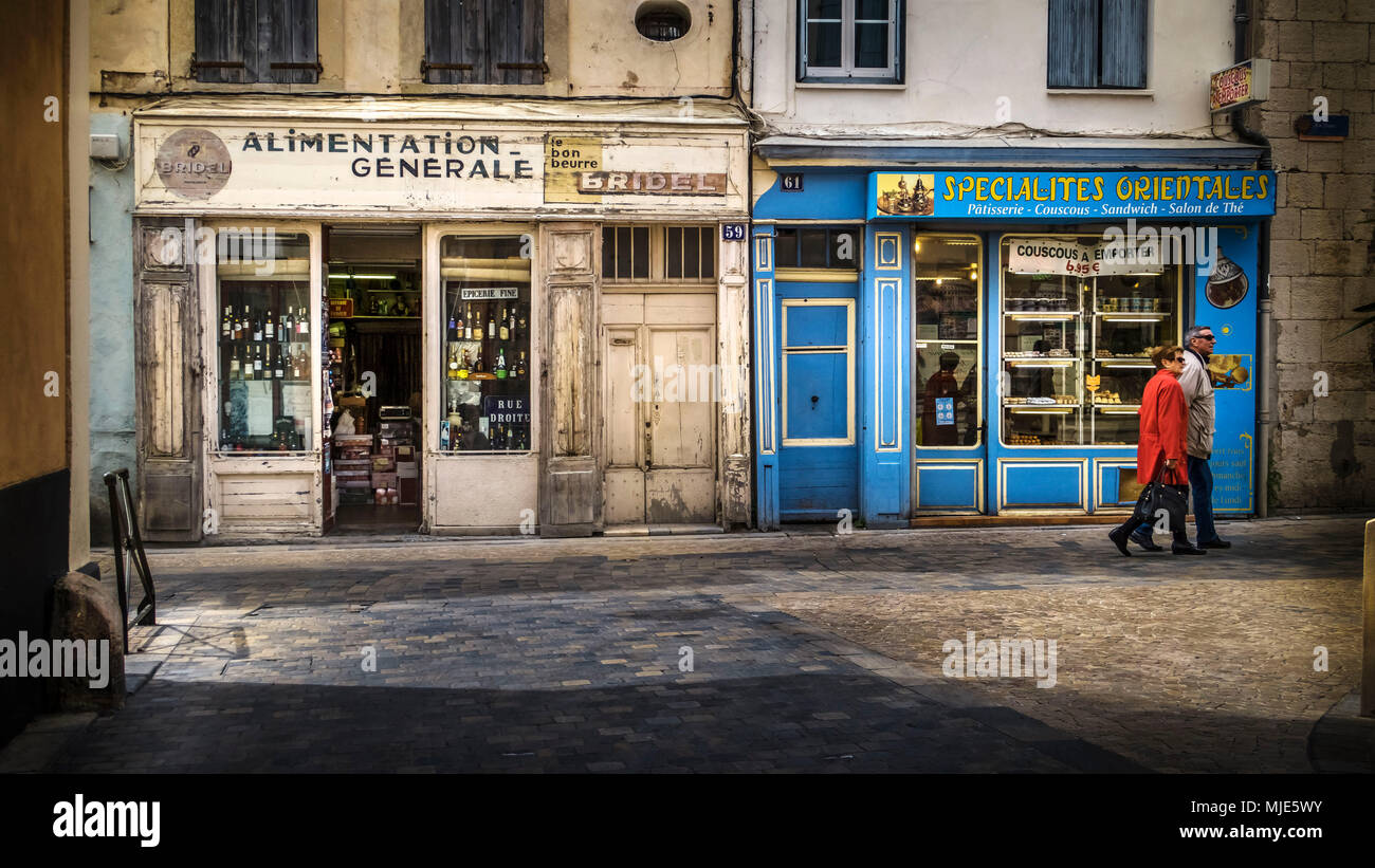 Kleine Geschäfte in der Altstadt von Narbonne Stockfoto