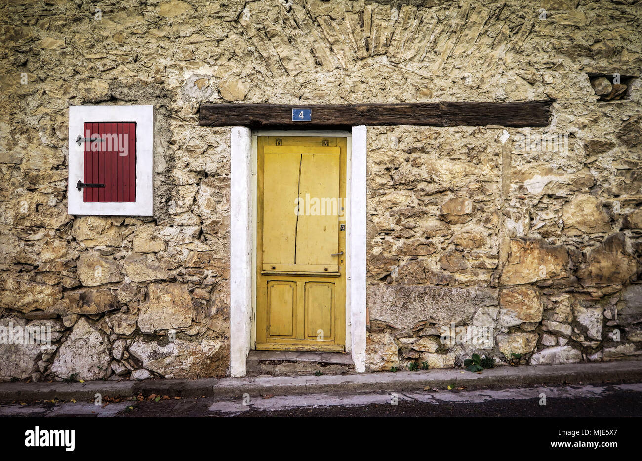 La Caunette, altes Steinhaus, Fassade, farbige Tür und Fenster, Stockfoto