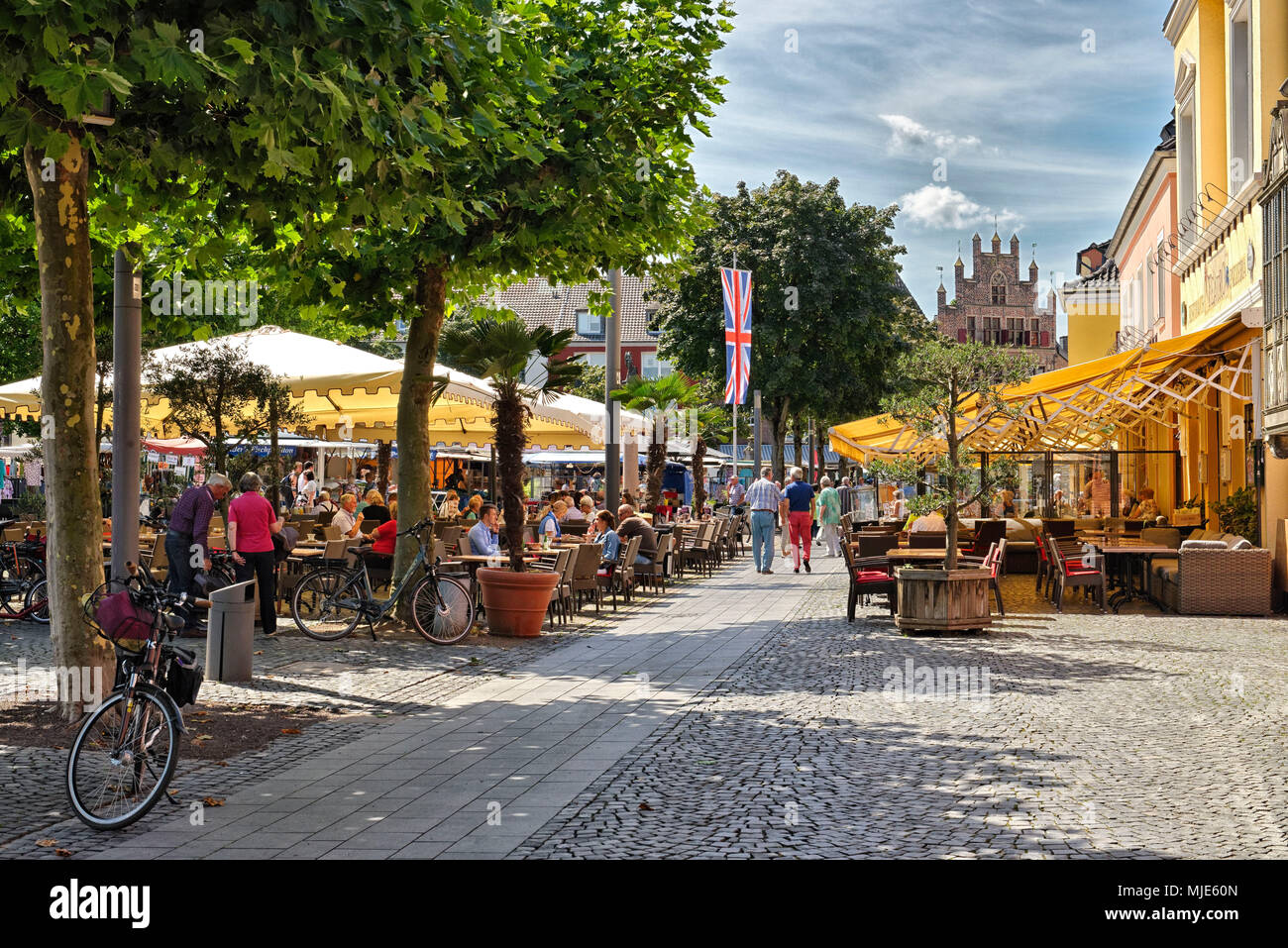 Marktplatz mit Cafés und Restaurants in Xanten am Niederrhein, Nordrhein-Westfalen, Deutschland Stockfoto