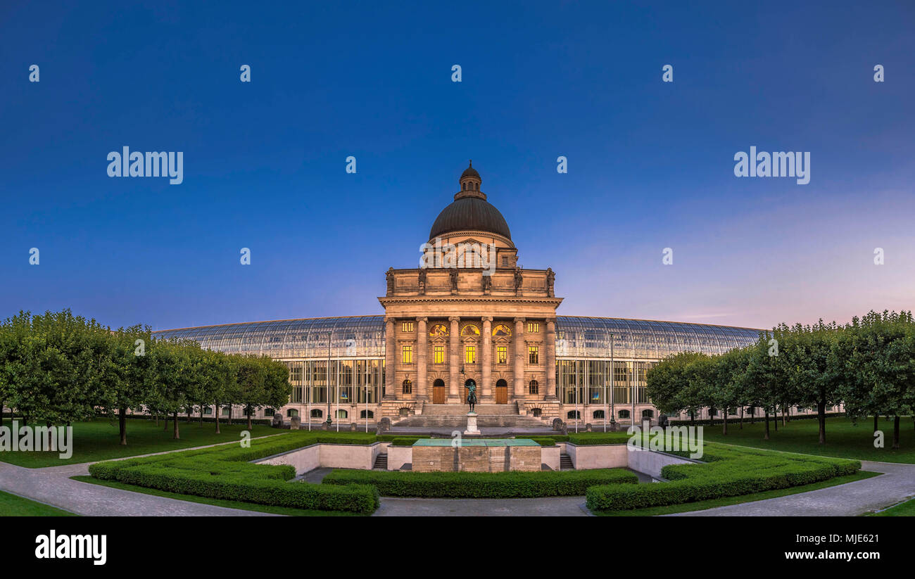 Bayerische Staatskanzlei (Bayerische Staatskanzlei) am Abend, Hofgarten (Court Garden), München, Bayern, Deutschland, Europa Stockfoto