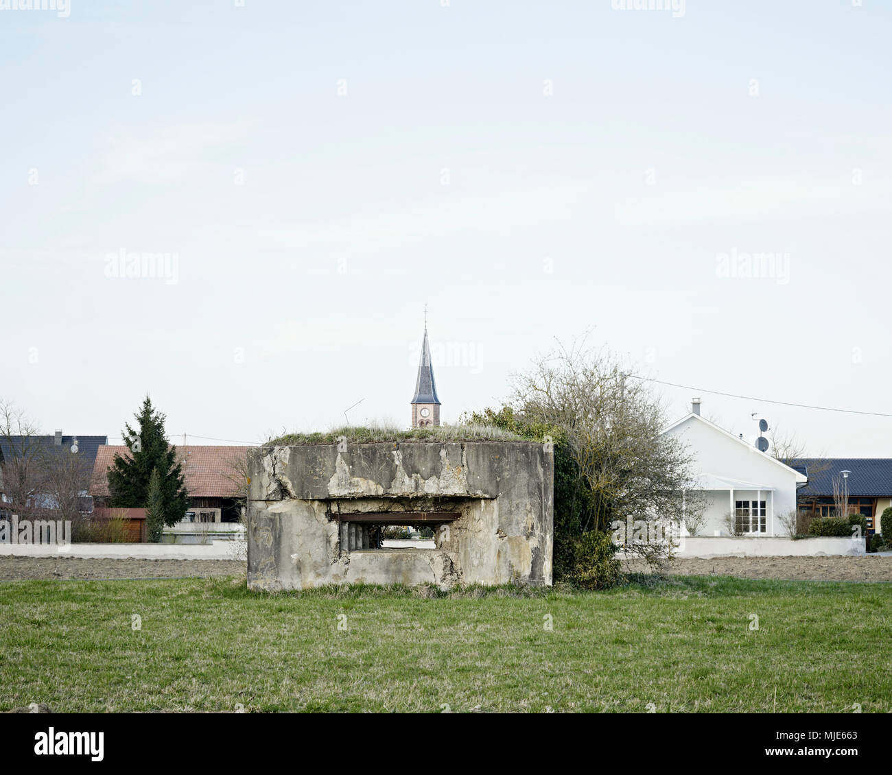 Alte Bunker aus dem Zweiten Weltkrieg am Rande eines Dorfes im Elsass, Frankreich Stockfoto