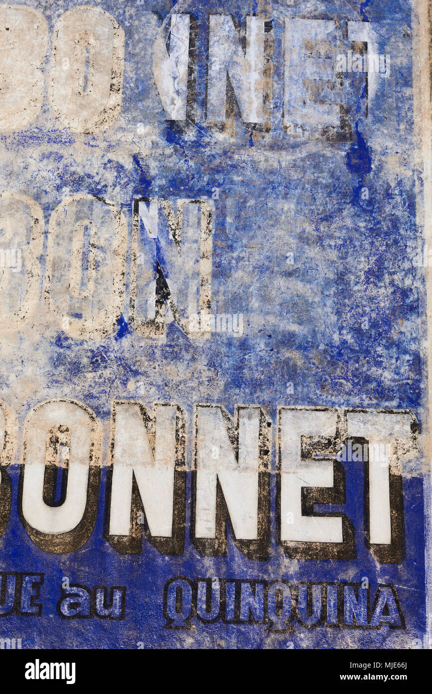 Alte Schrift und Werbung auf einer Außenwand, Detail, Frankreich, Provence Stockfoto