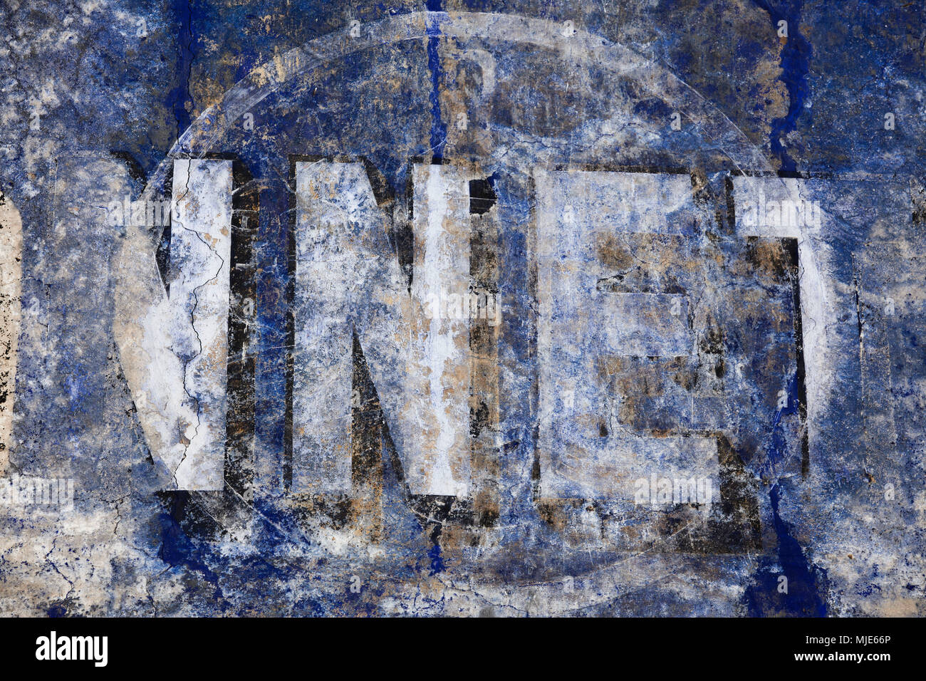 Alte Schrift in Blau auf einer Außenwand, Grunge, Detail, Frankreich, Provence Stockfoto