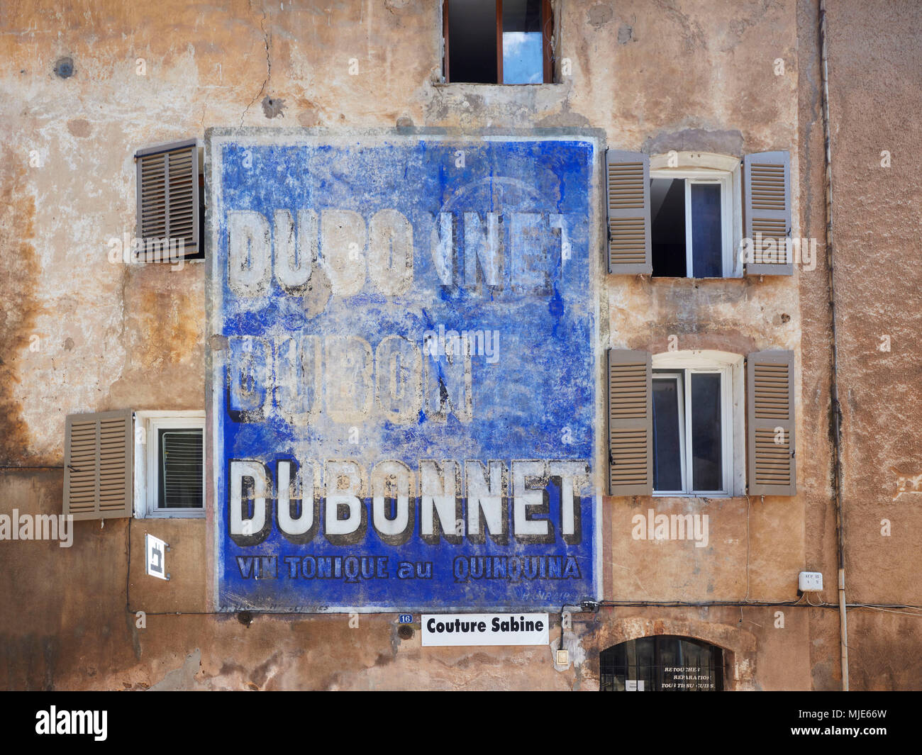 Alte Schrift und Werbung auf einer Außenwand, Frankreich, Provence Stockfoto