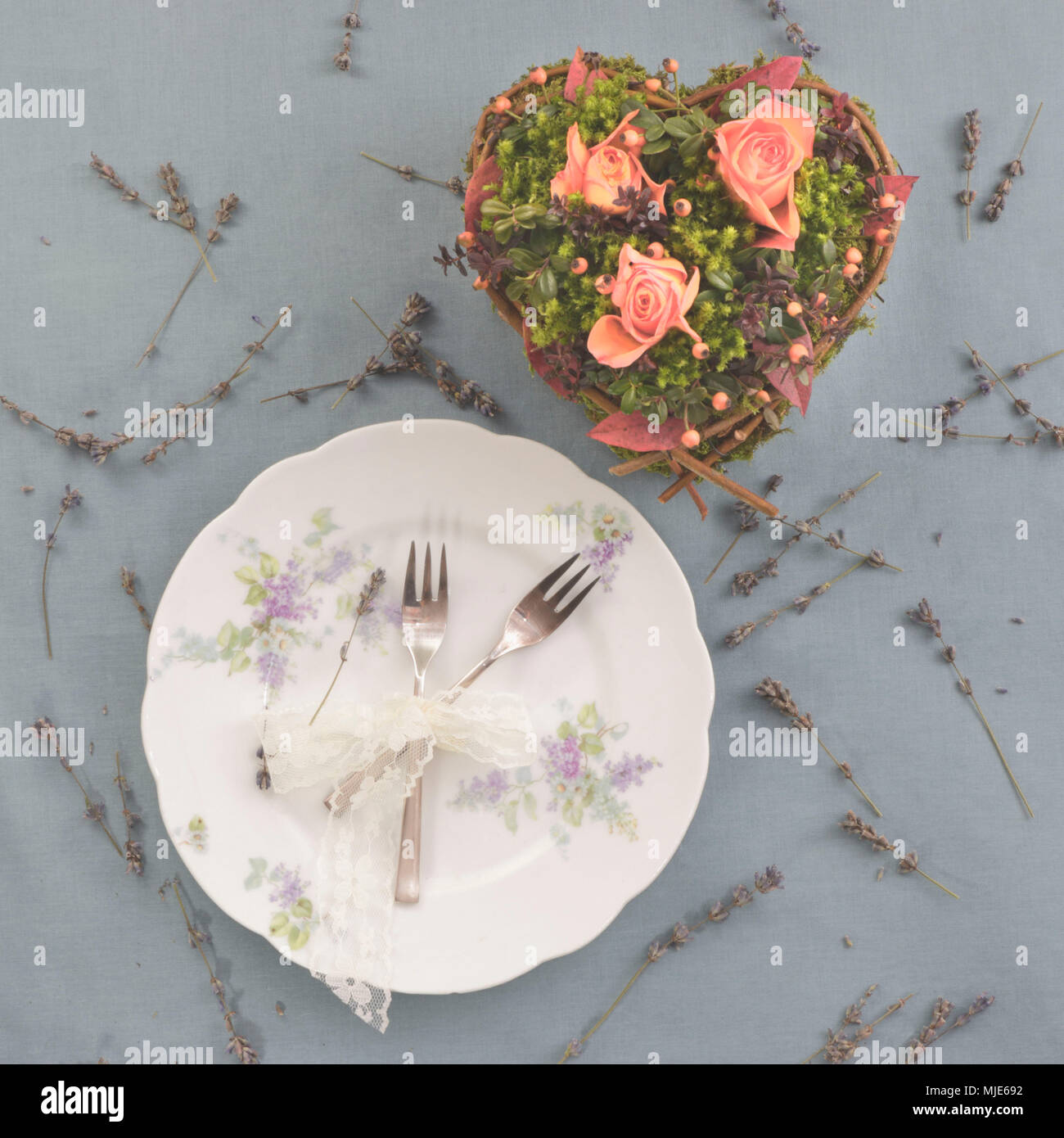Herz mit Rosen und Lavendel, Teller, Besteck Stockfoto