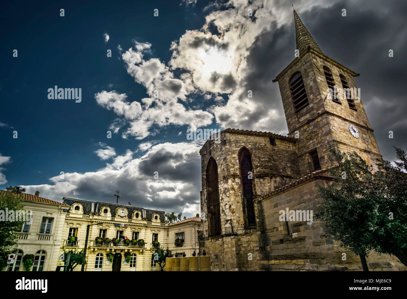 Fleury d'Aude, romanische Kirche des Heiligen Martin und Rathaus Stockfoto