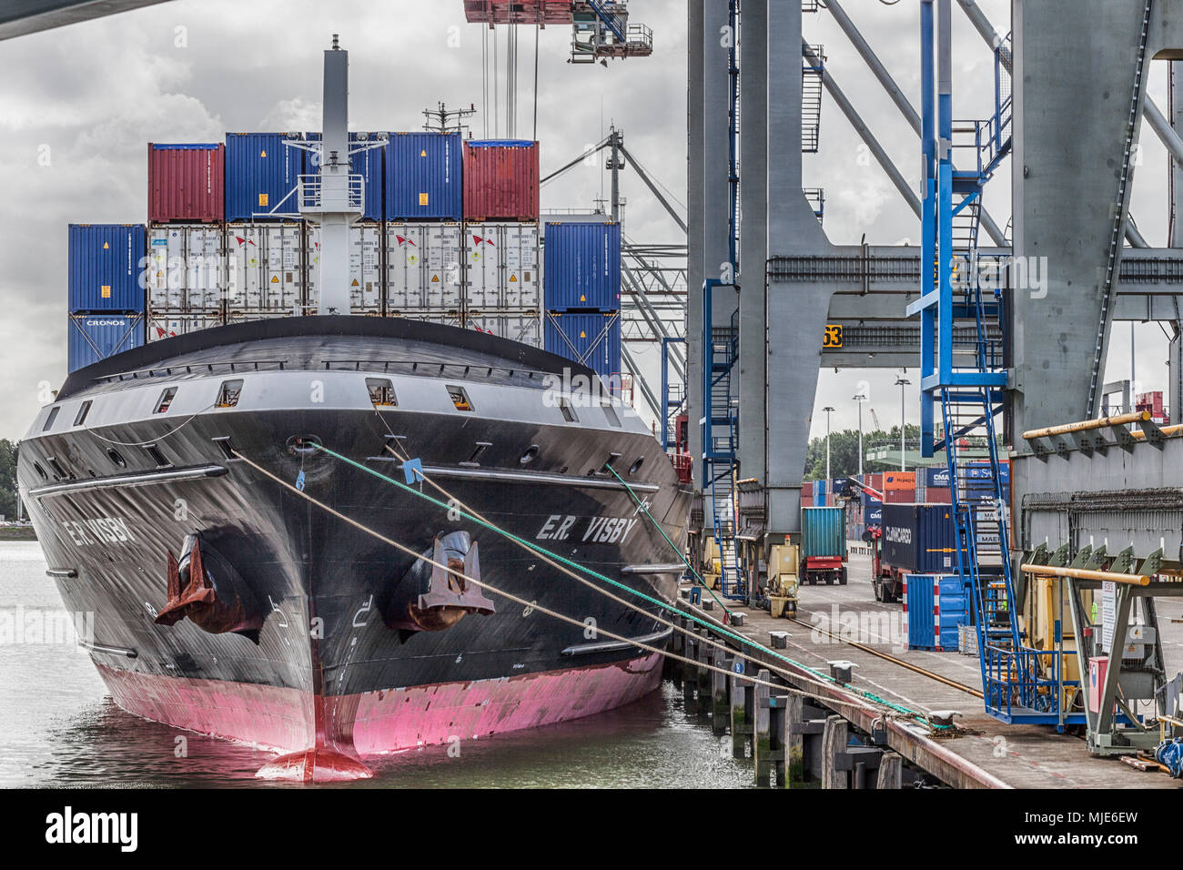 Containerschiff im Hafen von Rotterdam Stockfoto