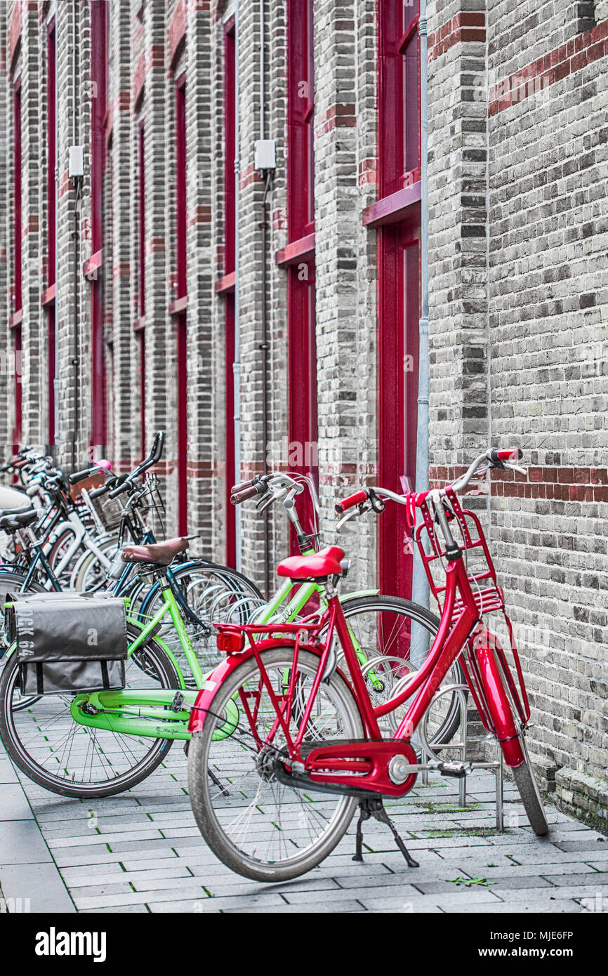 Fahrräder vor der Mauer in den Niederlanden Stockfoto