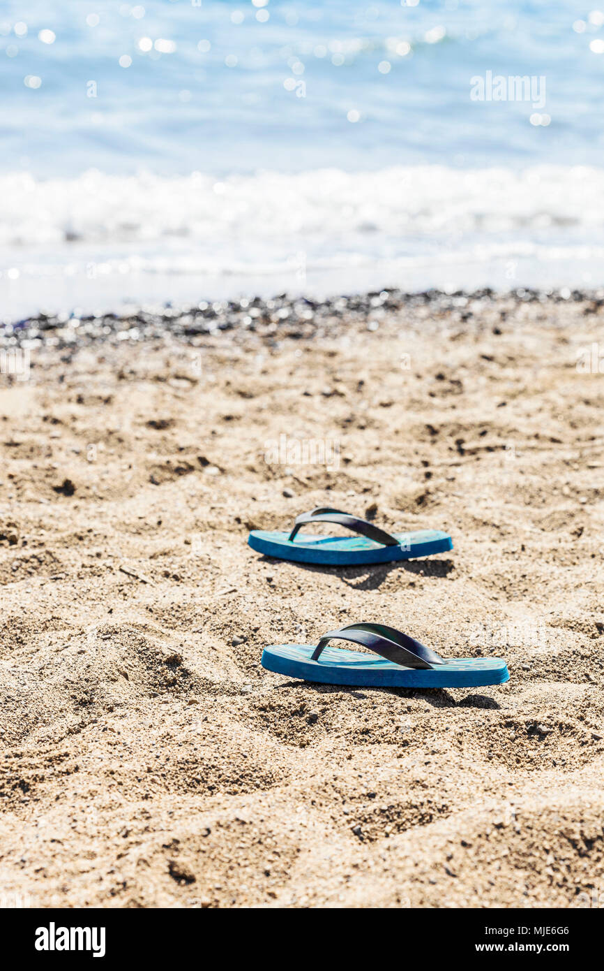 Blauen flip-flops am Strand Stockfoto