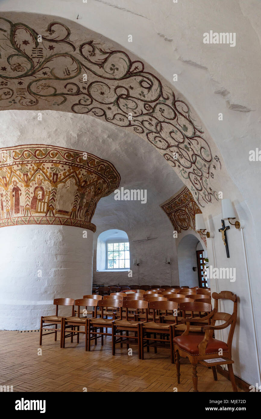 Runde Säulen und Chor arch in der Ny Kirke (12. Jahrhundert), Europa, Dänemark, Bornholm, Nyker, Stockfoto
