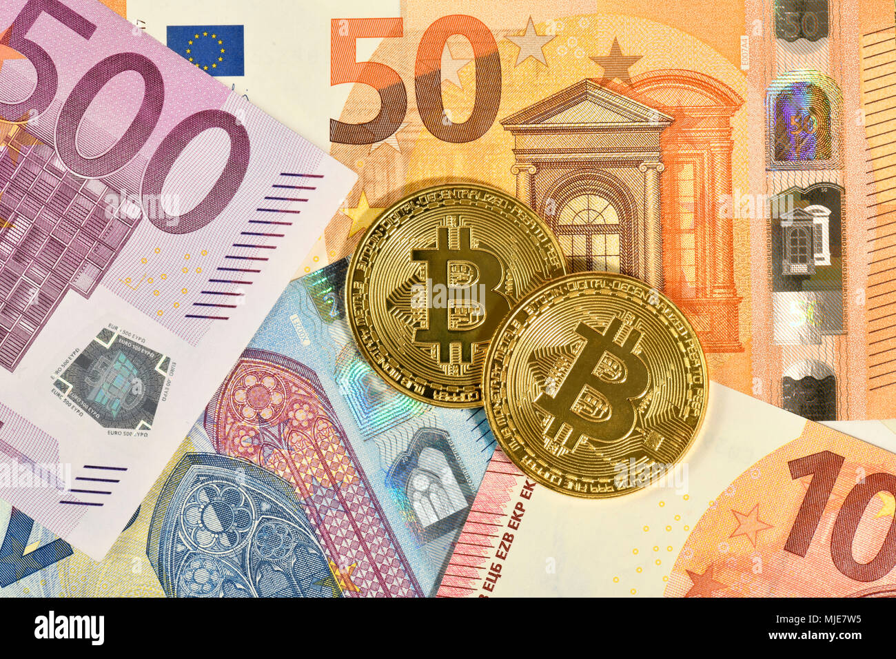 Symbol für digitale Währung, goldene physischen Münze bitcoin auf Euro-banknoten Stockfoto