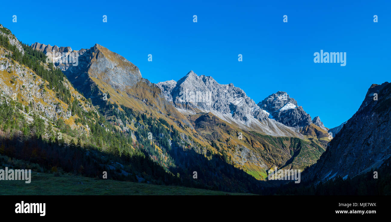 Oytal, ein Hochtal in der Nähe Oberstdorf, über dem Himmelhorn, 2111 m, Großer Wilder, 2379 m, und Kleiner Wilder, 2306 m, Allgäuer Alpen, Allgäu, Bayern, Deutschland, Europa Stockfoto