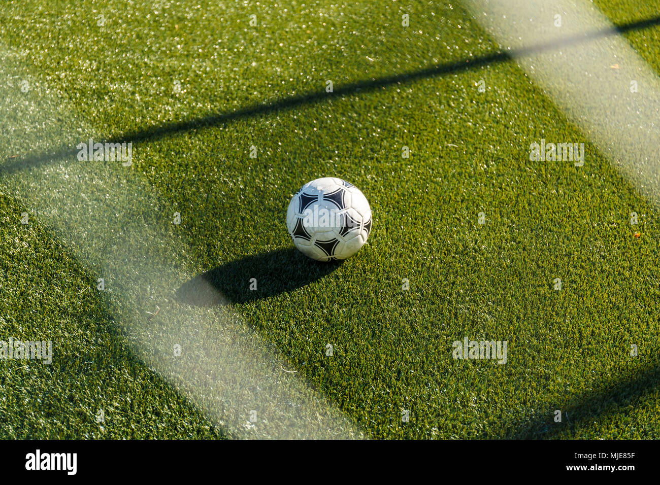 Ein Fußball liegt auf dem grünen Gras, warten auf den Spieler Stockfoto