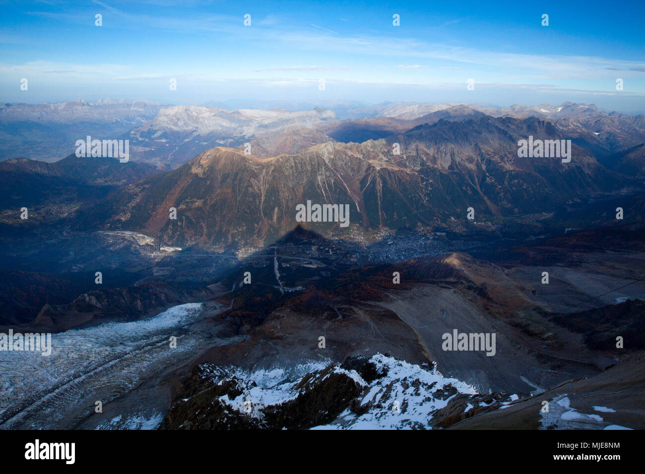 Mont Blanc, schauen nach unten in Richtung Chamonix Stockfoto