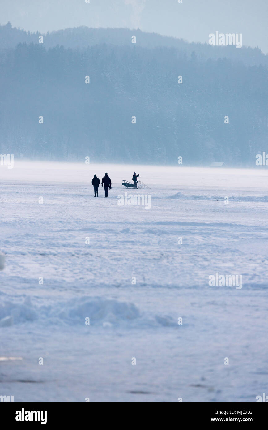 Menschen gehen über zugefrorene See Stockfoto