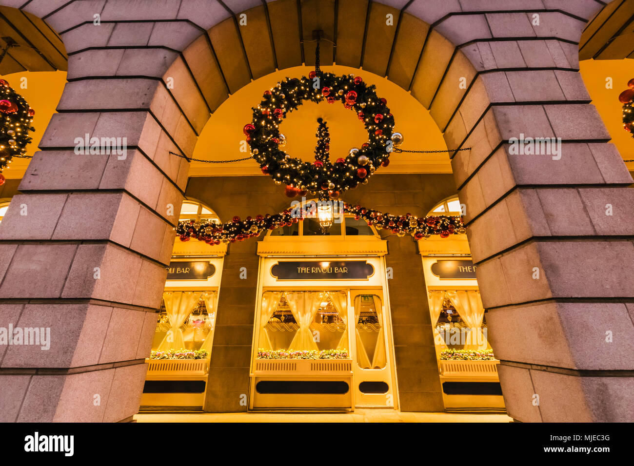 England, London, Piccadilly, Ritz Einkaufspassage mit Weihnachtsschmuck Stockfoto