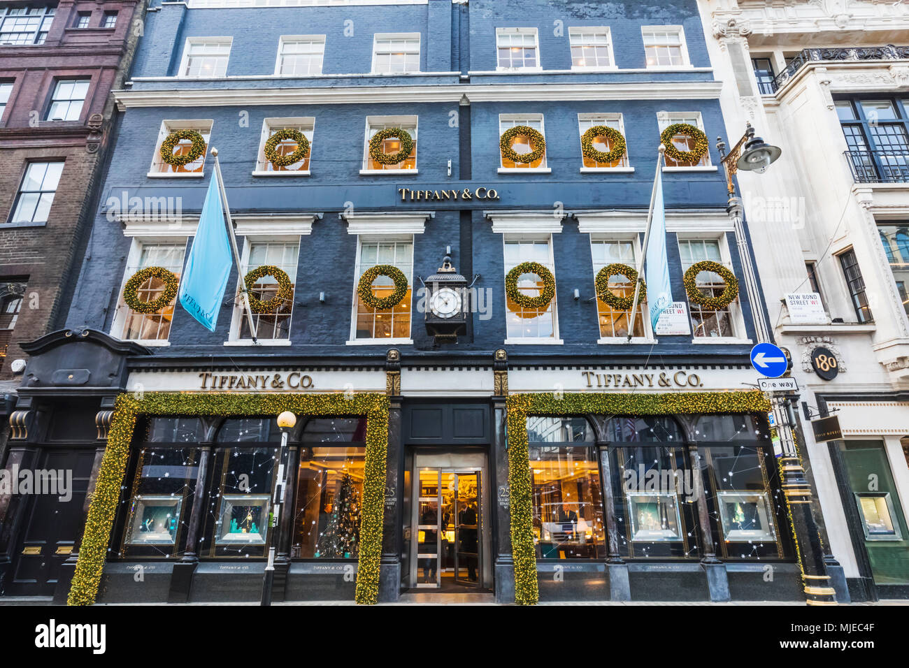 England, London, Old Bond Street, Tiffany Store mit Weihnachtsschmuck Stockfoto
