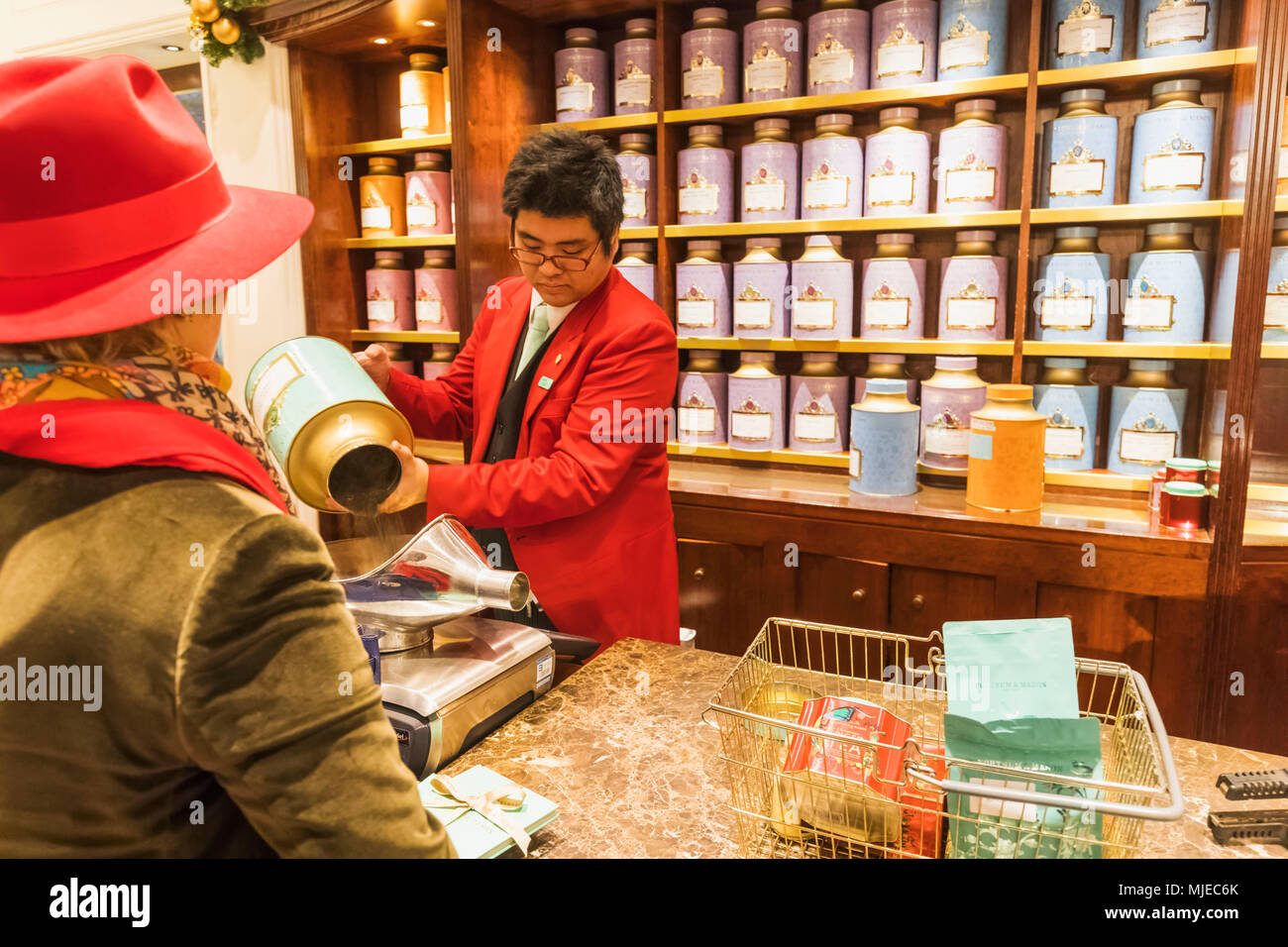 England, London, Piccadilly, Fortnum & Mason Store, Sales Assistant wiegen Kaffee Stockfoto England, London, Piccadilly, Fortnum & Mason Store, Sales Assistant wiegen Kaffee Stockfoto
