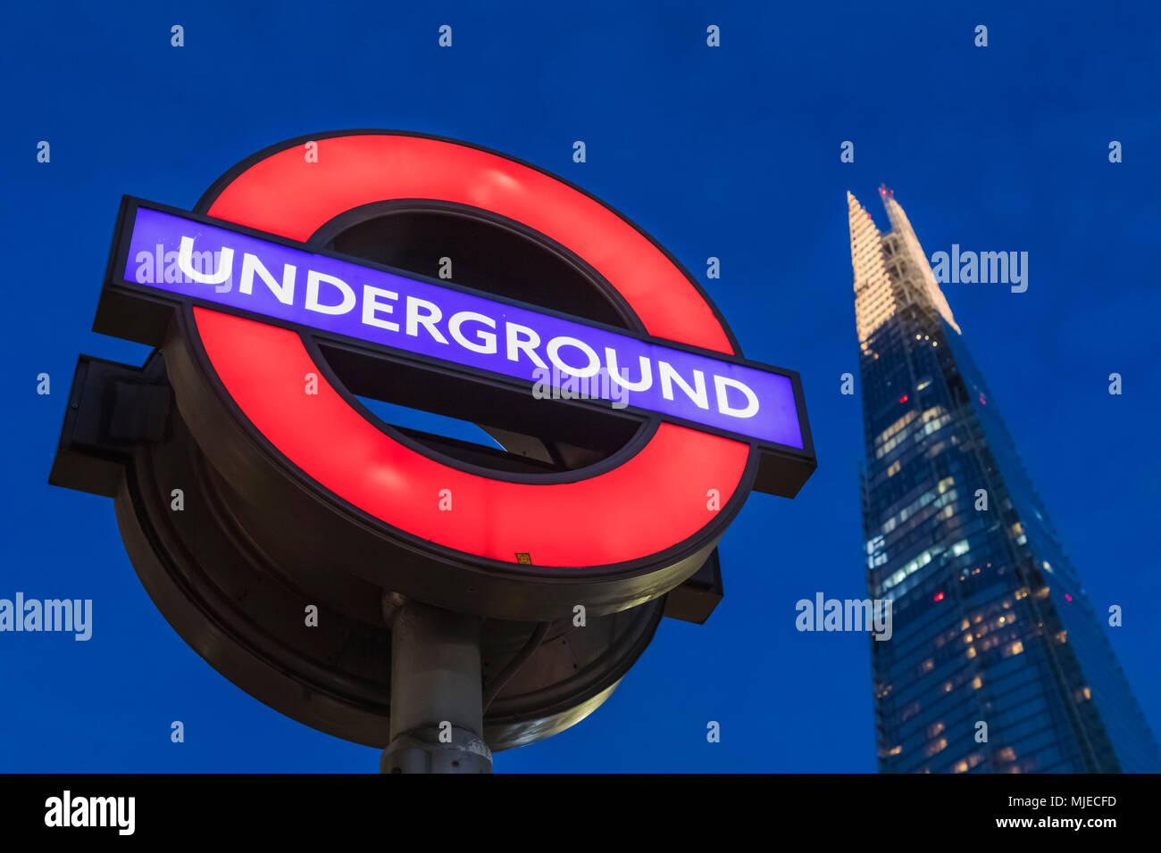 England, London, Southwark, London Bridge City, U-Zeichen und den Shard Stockfoto