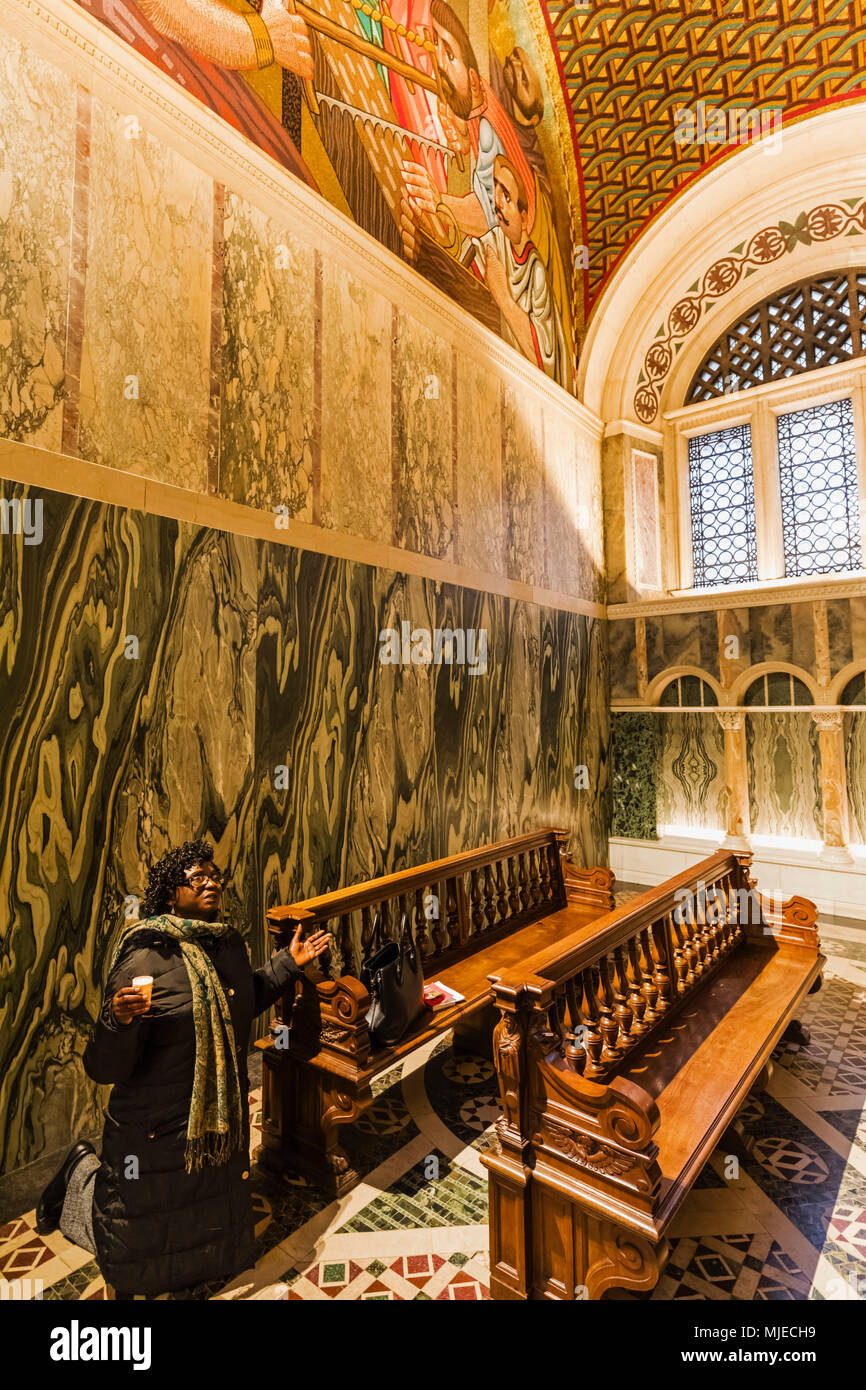 England, London, Victoria, Westminster Cathedral, die Kapelle des Hl. Josef, Frau zu beten und Mosaik von Josef der Zimmermann Gebäude Westminster Cathedral Stockfoto