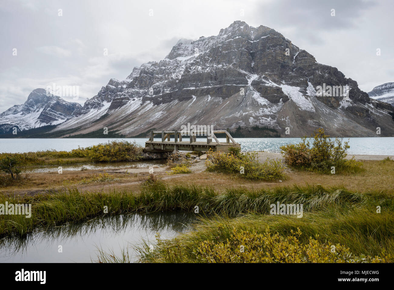 Bow Lake, Alberta, Brücke, Berge, Schnee, See Stockfoto