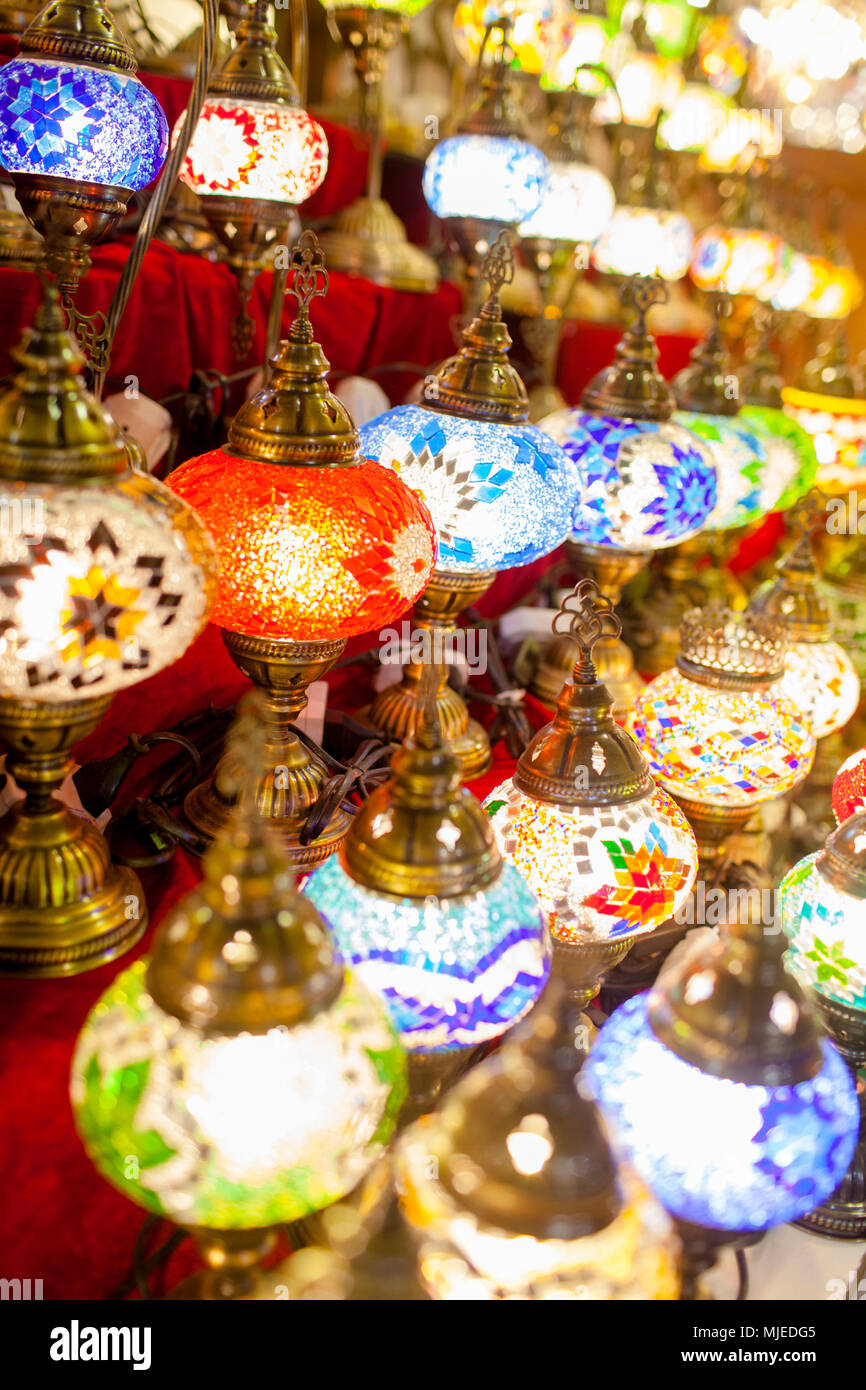 Dubai Souk mit handgefertigten Leuchten Stockfoto