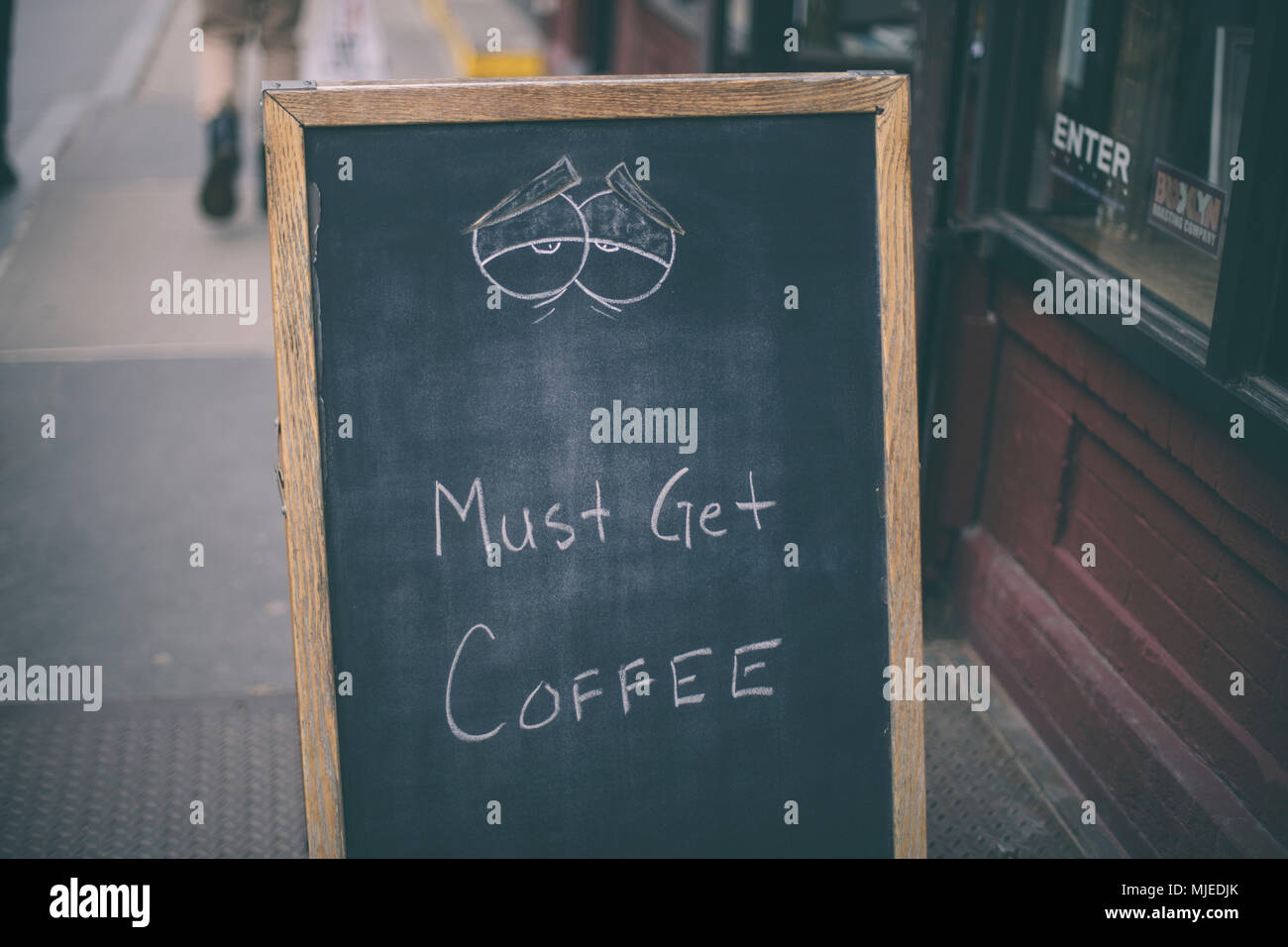 Ein Schild an der Straße motivierender Kaffee zu kaufen Stockfoto