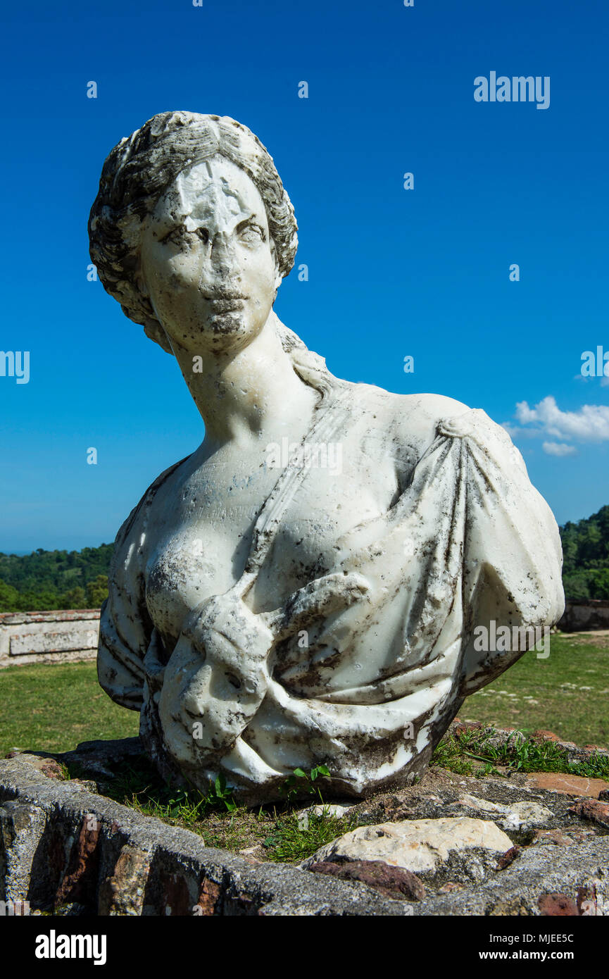 Antike Frau Statue, die in der UNESCO-Welterbe Schloss Sans Souci, Haiti, Karibik Stockfoto