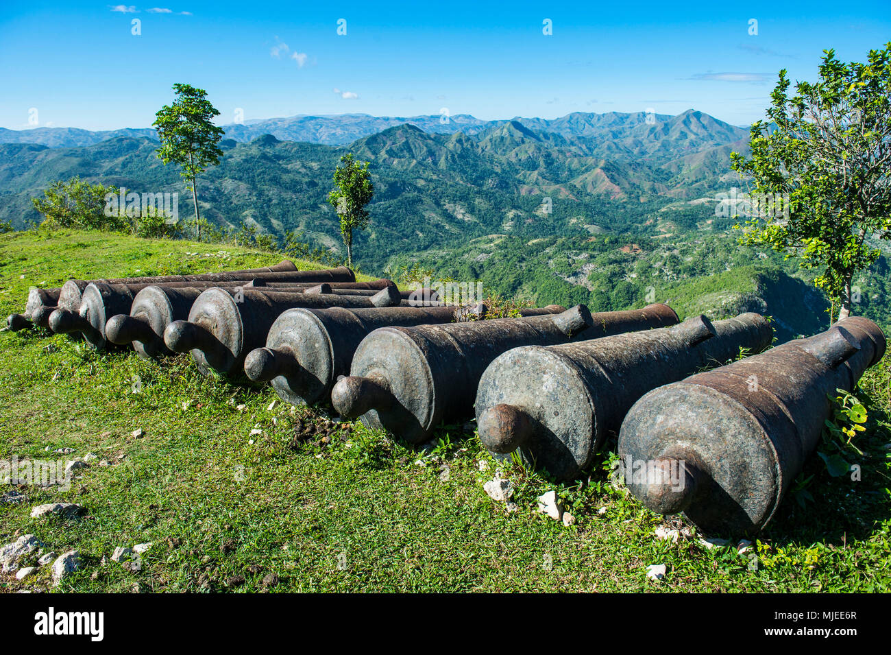 Alte Kanonen vor der Unesco Welterbe Blick die Citadelle Laferriere, Cap Haitien, Haiti, Karibik Stockfoto