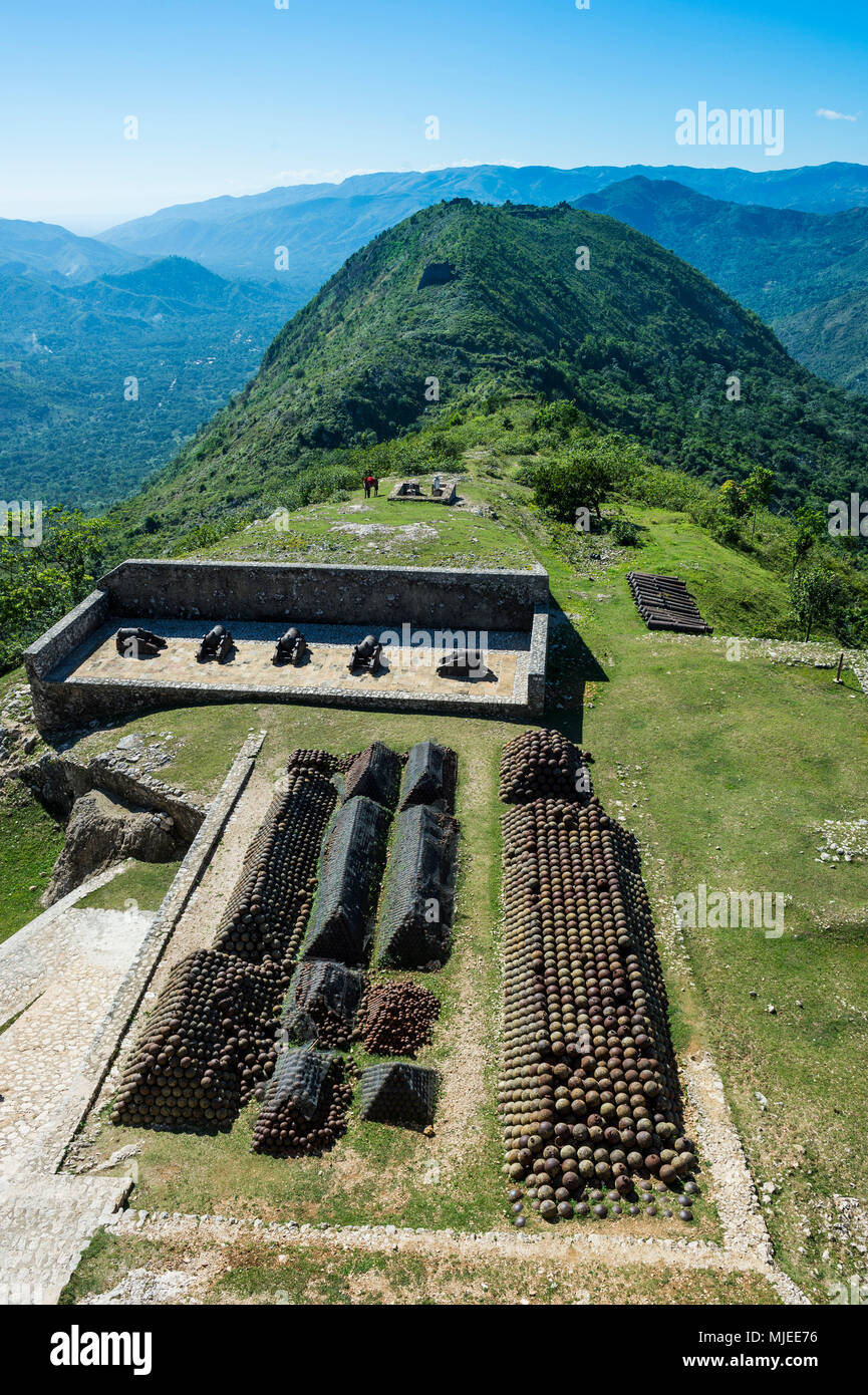 Blick auf die wunderschöne Bergwelt rund um UNESCO-Welterbe Blick die Citadelle Laferriere, Cap Haitien, Haiti, Karibik Stockfoto