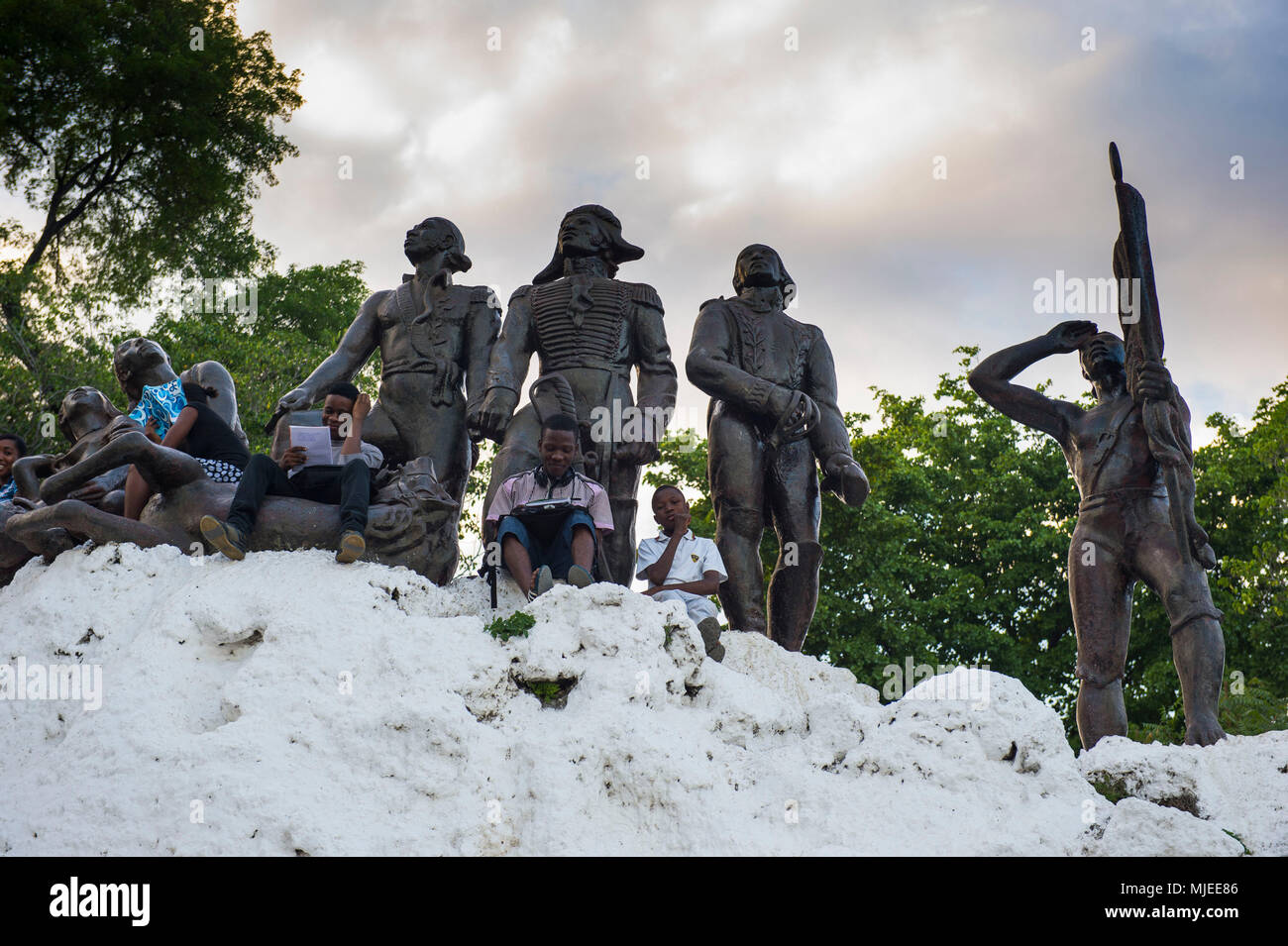Studenten, die auf dem Denkmal der Schlacht um Vertieres, Cap Haitien, Haiti, Karibik Stockfoto