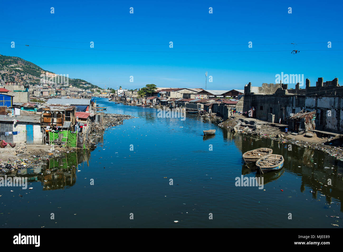 Völlig verschmutzten Fluss Mapou fließt durch Cap Haitien, Haiti, Karibik Stockfoto