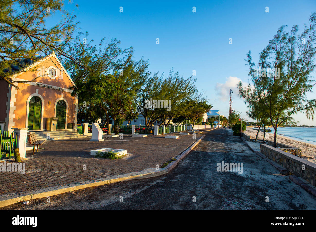 Häuser aus der Kolonialzeit, Cockburn Town, Grand Turk, Turks- und Caicosinseln Stockfoto