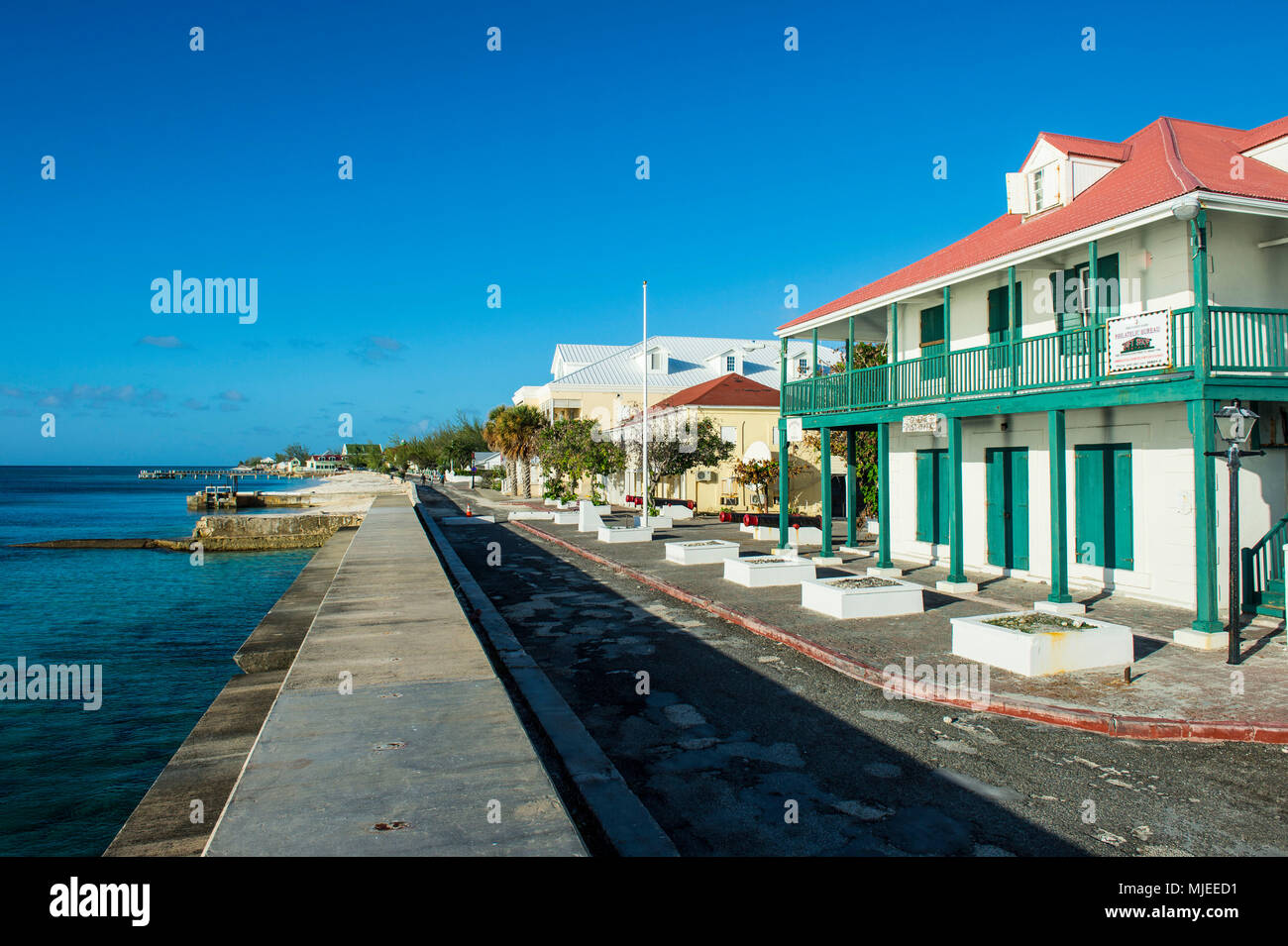 Blick auf den Strand mit der kolonialen Häuser von Cockburn Town, Grand Turk, Turks- und Caicosinseln Stockfoto