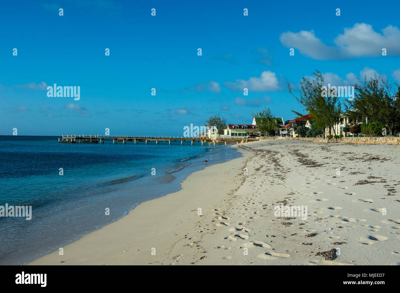 Strand bei Sonnenuntergang in Cockburn Town, Grand Turk, Turks- und Caicosinseln Stockfoto