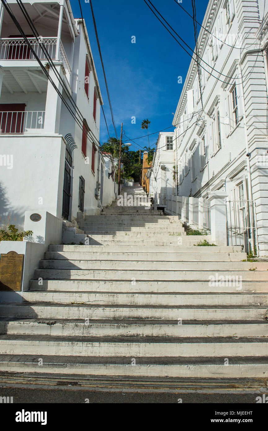 Treppen lerading den Hügel hinauf, zwischen historischen Häusern in Charlotte Amalie Hauptstadt von St. Thomas, US Virgin Islands Stockfoto