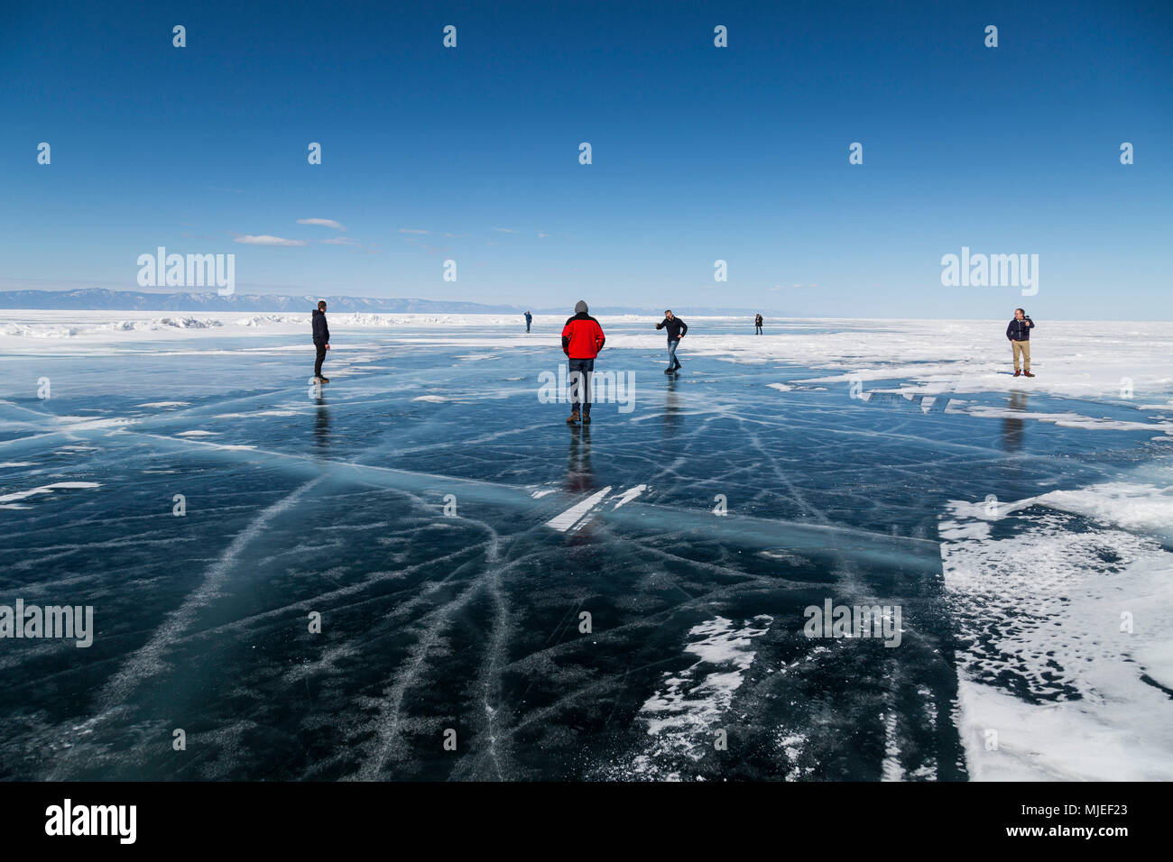 Asien, Russland, Sibirien, Burjatien, Region Irkutsk, Baikalsee, Menschen zu Fuß auf dem Eis Stockfoto