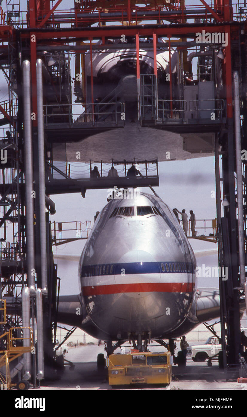 Space Shuttle auf einer 747 Flugzeug auf der Edwards Air Force Base in Kalifornien geladen. Stockfoto