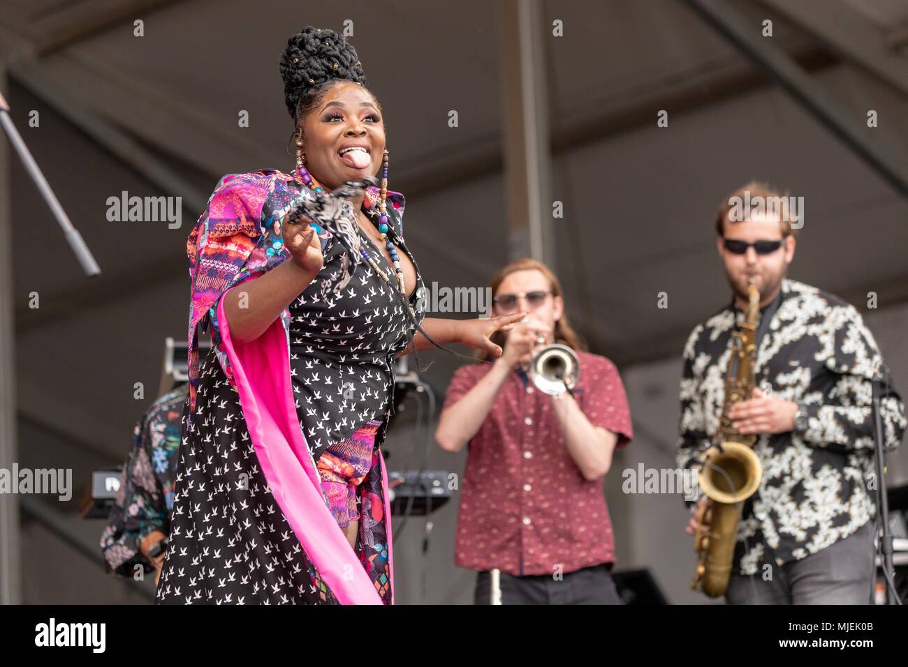 New Orleans, Louisiana, USA. 4. Mai, 2018. TARRIONA "TANK" Ball der Tank und die bangas während 2018 New Orleans Jazz und Heritage Festival an der Rennstrecke Messe in New Orleans, Louisiana: Daniel DeSlover/ZUMA Draht/Alamy leben Nachrichten Stockfoto