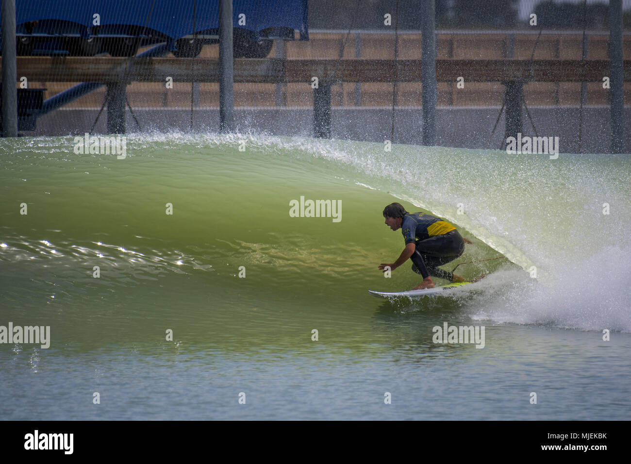 Lemoore, Kalifornien, USA. 4. Mai, 2018. Team Europa Mitglied JEREMY FLORES zieht in das Zylinderrohr Abschnitt auf der mechanischen Welle im Surf Ranch. Credit: Erick Madrid/ZUMA Draht/Alamy leben Nachrichten Stockfoto