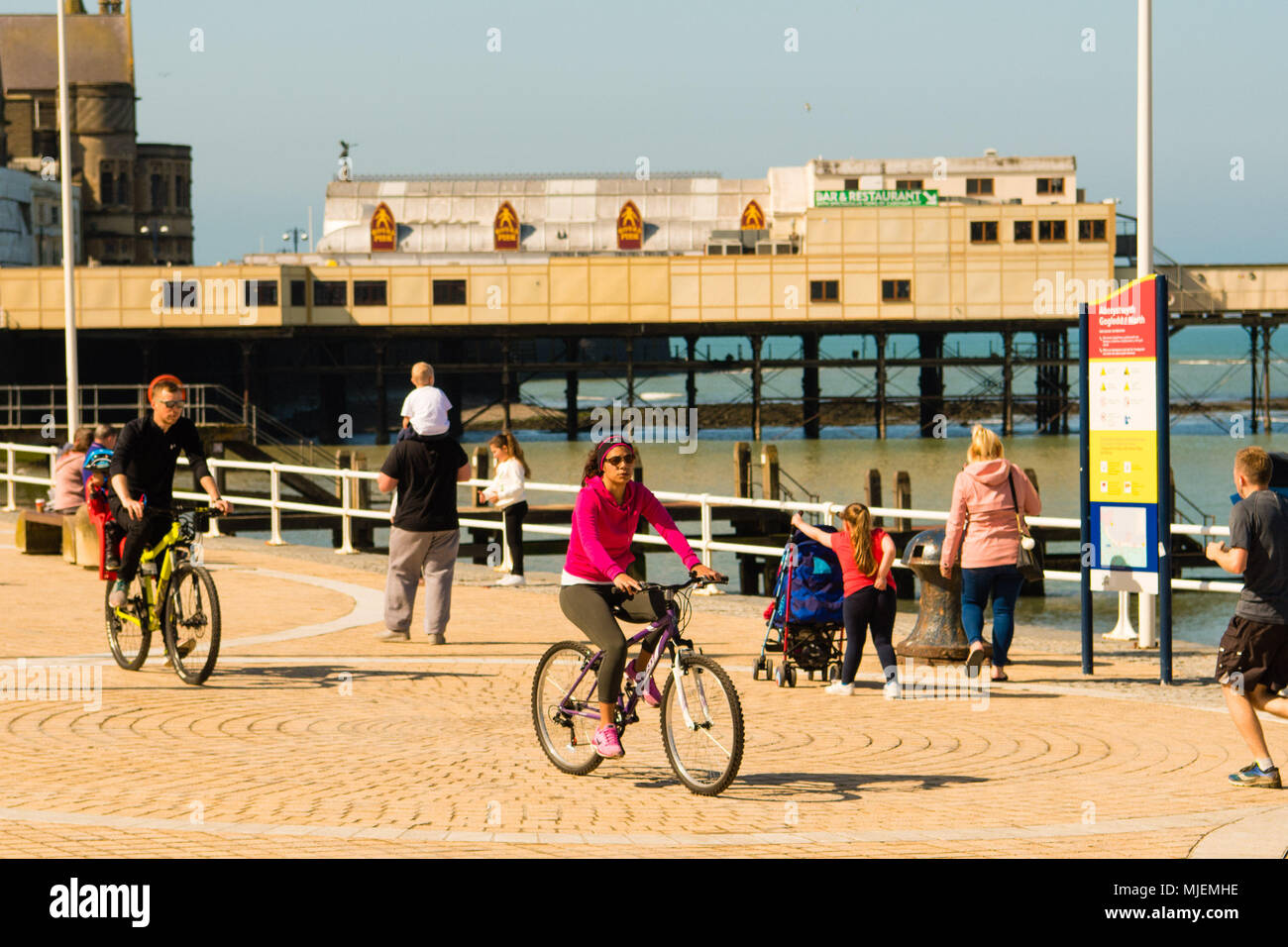 Aberystwyth Wales UK, Samstag, 05. Mai 2018 Deutschland Wetter: Menschen auf der Promenade in Aberystwyth, Wales, genießen den Start der Was verspricht einen sehr warmen und sonnigen bis May Bank Holiday. Temperaturen im Südosten der Britischen werden voraussichtlich über 26 °C zu erreichen, dem Rekord für dieses Frühjahr Bank Holiday Wochenende Foto © Keith Morris/Alamy leben Nachrichten Stockfoto