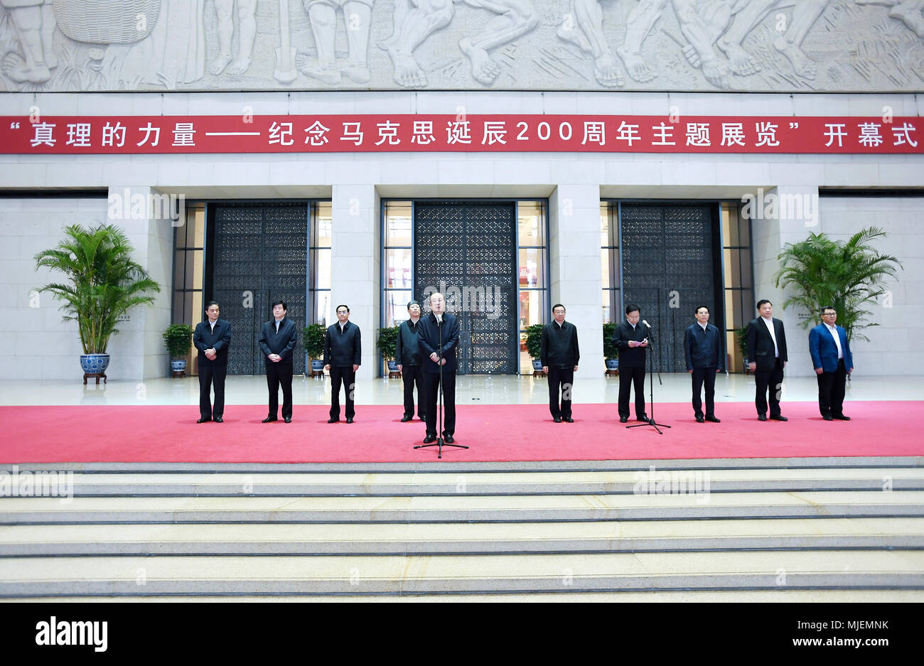 Peking, China. 5 Mai, 2018. Huang Kunming, Mitglied des Politbüros der Kommunistischen Partei Chinas (CPC) und Leiter der Abteilung Öffentlichkeitsarbeit des CPC-Zentralausschusses, nimmt an der Eröffnung der "Macht der Wahrheit", eine Ausstellung zum 200. Geburtstag von Karl Marx' Geburt, im Nationalmuseum von China in Peking, der Hauptstadt von China, 5. Mai 2018. Credit: Yan Yan/Xinhua/Alamy leben Nachrichten Stockfoto