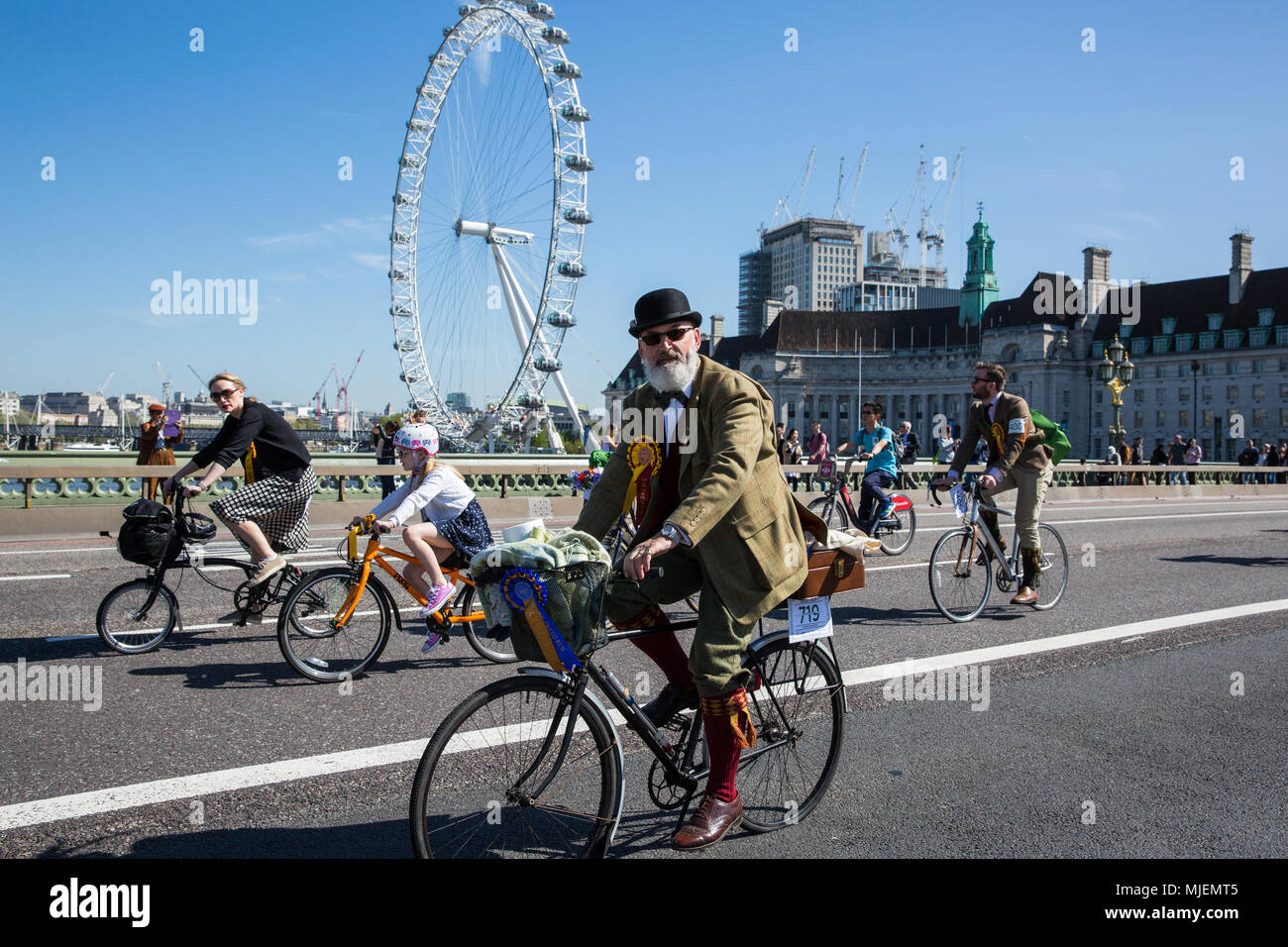 London, Großbritannien. 5 Mai, 2018. Rund 500 Radfahrer tragen Tweed Jacken, plus Zweit, plus fours, flachen Kappen, Brogues und anderen Periode Fahrradausrüstung Fahrt über die Westminster Bridge auf einem 12 km Route über die Londoner Innenstadt auf der Jubiläumsausgabe der jährlichen Tweed laufen in Verbindung mit dem Kanal und Fluss Vertrauen. Credit: Mark Kerrison/Alamy leben Nachrichten Stockfoto