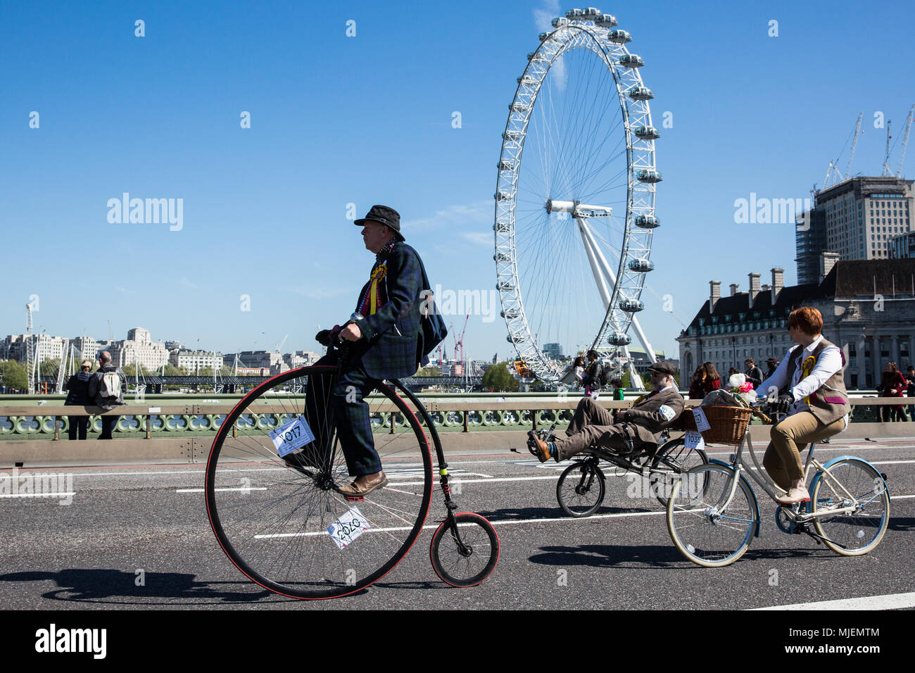 London, Großbritannien. 5 Mai, 2018. Rund 500 Radfahrer tragen Tweed Jacken, plus Zweit, plus fours, flachen Kappen, Brogues und anderen Periode Fahrradausrüstung Fahrt über die Westminster Bridge auf einem 12 km Route über die Londoner Innenstadt auf der Jubiläumsausgabe der jährlichen Tweed laufen in Verbindung mit dem Kanal und Fluss Vertrauen. Credit: Mark Kerrison/Alamy leben Nachrichten Stockfoto