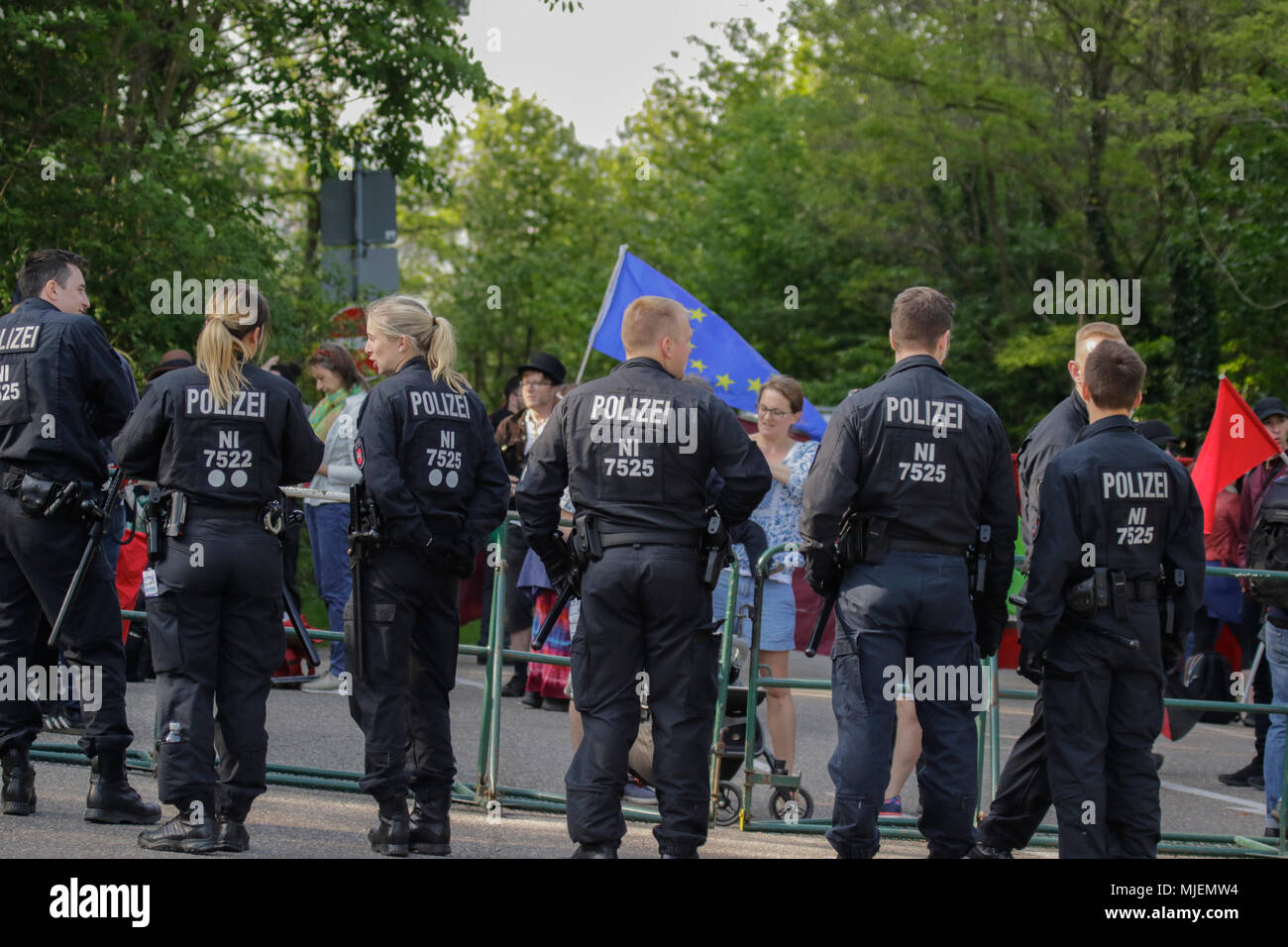 Neustadt, Deutschland. 5. Mai 2018. Die Protestaktion wird aus der 'Patriot Wanderung" durch Zäune und einer Linie, die von der Polizei getrennt. Die neue Hambacher Fest, organisiert von national-konservative und die Mitglieder der Neuen Rechten, fand an der Hambacher Schloss. Organisiert von umstrittenen Christlich Demokratische Union Deutschlands) Mitglied und Alternative für Deutschland) Sympathisant Max Otte, sieht umstrittene Redner wie Thilo Sarrazin, Vera Lengsfeld und Sprecher des Bundes für die AfD Jörg Meuthen. Quelle: Michael Debets/Alamy leben Nachrichten Stockfoto