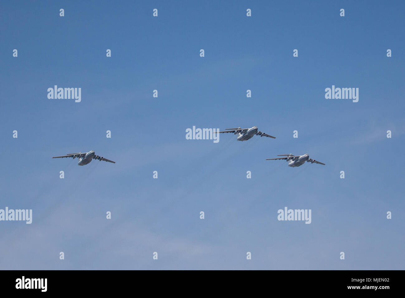 Moskau, Russland. 4. Mai, 2018. Russische Luftwaffe Il-76 Militärische Transportflugzeuge fliegen in Formation während der Probe auf den bevorstehenden Sieg Tag air show Kennzeichnung der 73. Jahrestag des Sieges über Nazi-Deutschland im Großen Vaterländischen Krieg 1941-45, der Ostfront des Zweiten Weltkriegs. Credit: Victor Vytolskiy/Alamy leben Nachrichten Stockfoto