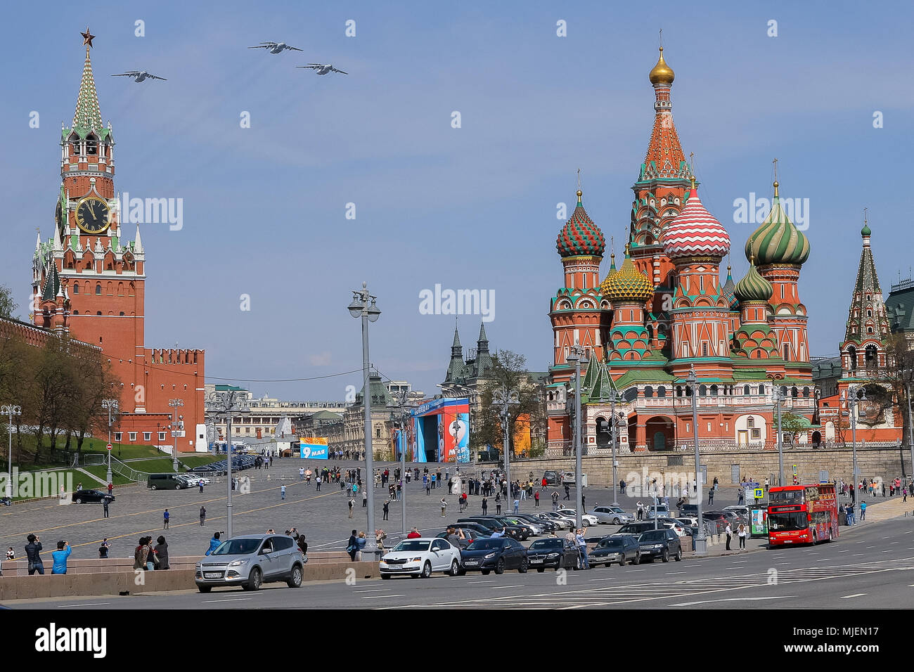 Moskau, Russland. 4. Mai, 2018. Russische Luftwaffe Il-76 Militärische Transportflugzeuge fliegen in Formation während der Probe auf den bevorstehenden Sieg Tag air show Kennzeichnung der 73. Jahrestag des Sieges über Nazi-Deutschland im Großen Vaterländischen Krieg 1941-45, der Ostfront des Zweiten Weltkriegs. Credit: Victor Vytolskiy/Alamy leben Nachrichten Stockfoto