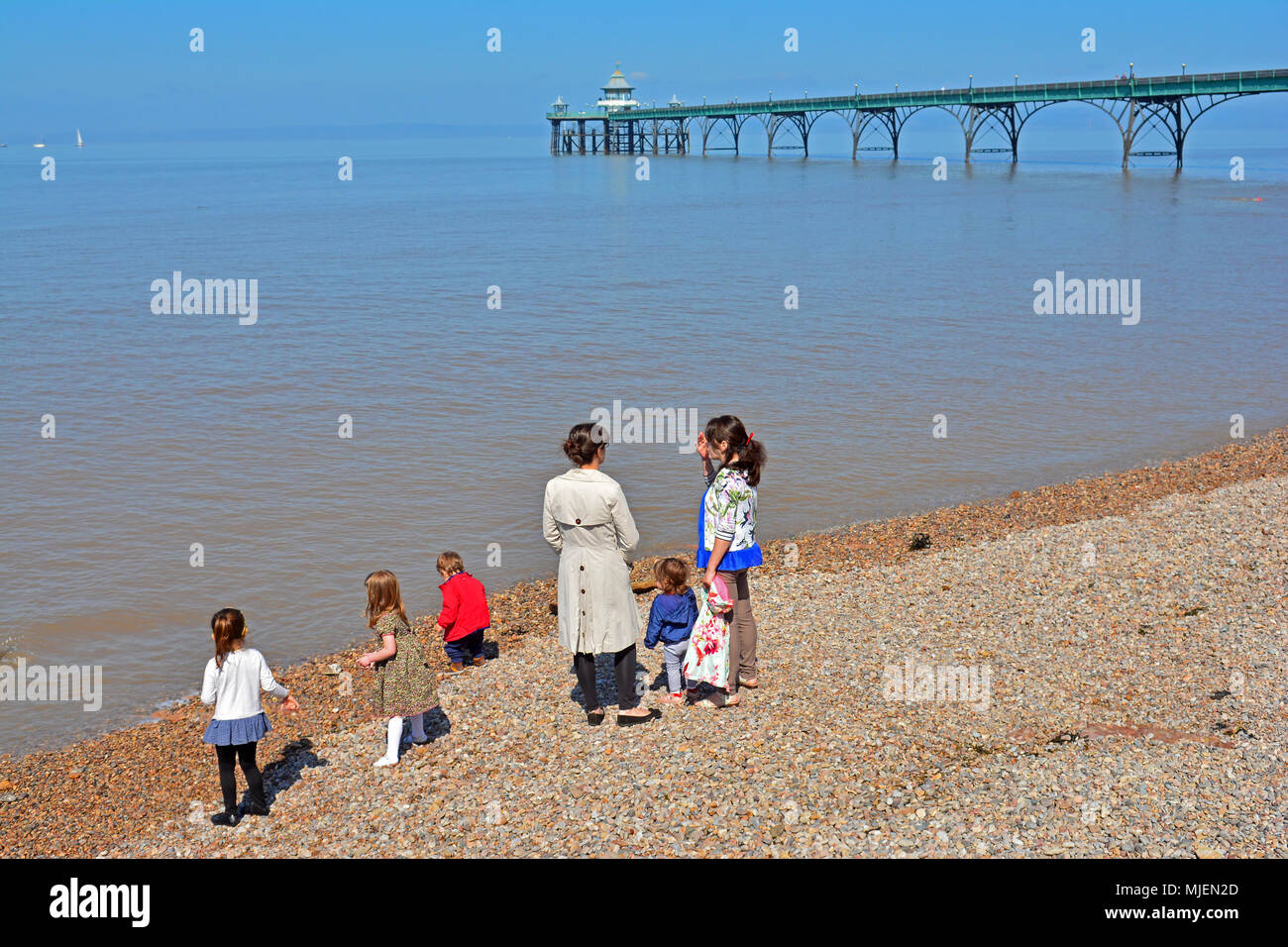 Clevedon, North Somerset. 5 Mai, 2018. UK Wetter. Als der Tag erwärmt sich, mehr Menschen gehen auf das Meer und die Promenade an der Clevedon North Somerset bei Beginn der Bank Holiday. Robert Timoney/Alamy/Live/Aktuelles Stockfoto