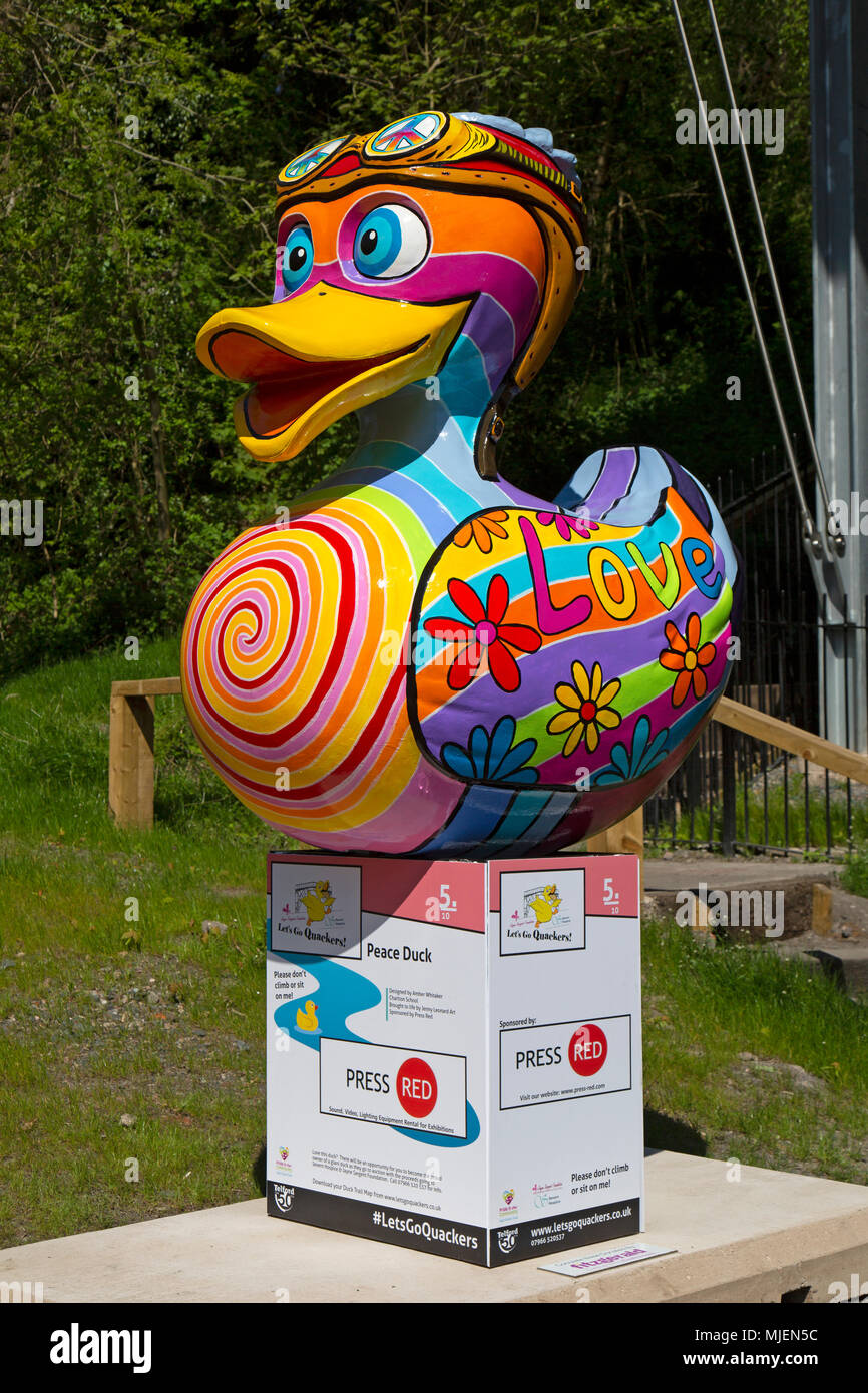 Ironbridge Gorge, Shropshire, Großbritannien. 5 Mai, 2018. Die" "Frieden Ente Ente aus der 'Kunst'˜ Let's Go Quackers'Art Installation, Teil der May Bank Holiday feiern in der Ironbridge Gorge in Shropshire, England. Bild: Rob Carter/Alamy leben Nachrichten Stockfoto