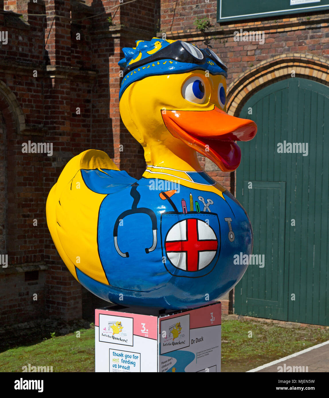 Ironbridge Gorge, Shropshire, Großbritannien. 5 Mai, 2018. Die" "Doktor Duck' Kunst Ente aus dem'˜ Let's Go Quackers'Art Installation, Teil der May Bank Holiday feiern in der Ironbridge Gorge in Shropshire, England. Bild: Rob Carter/Alamy leben Nachrichten Stockfoto